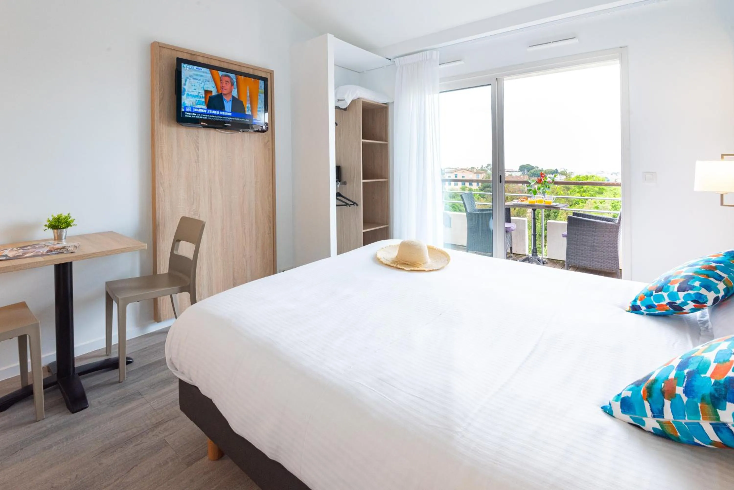 Bed in Zenitude Hôtel-Résidences Le Cannet