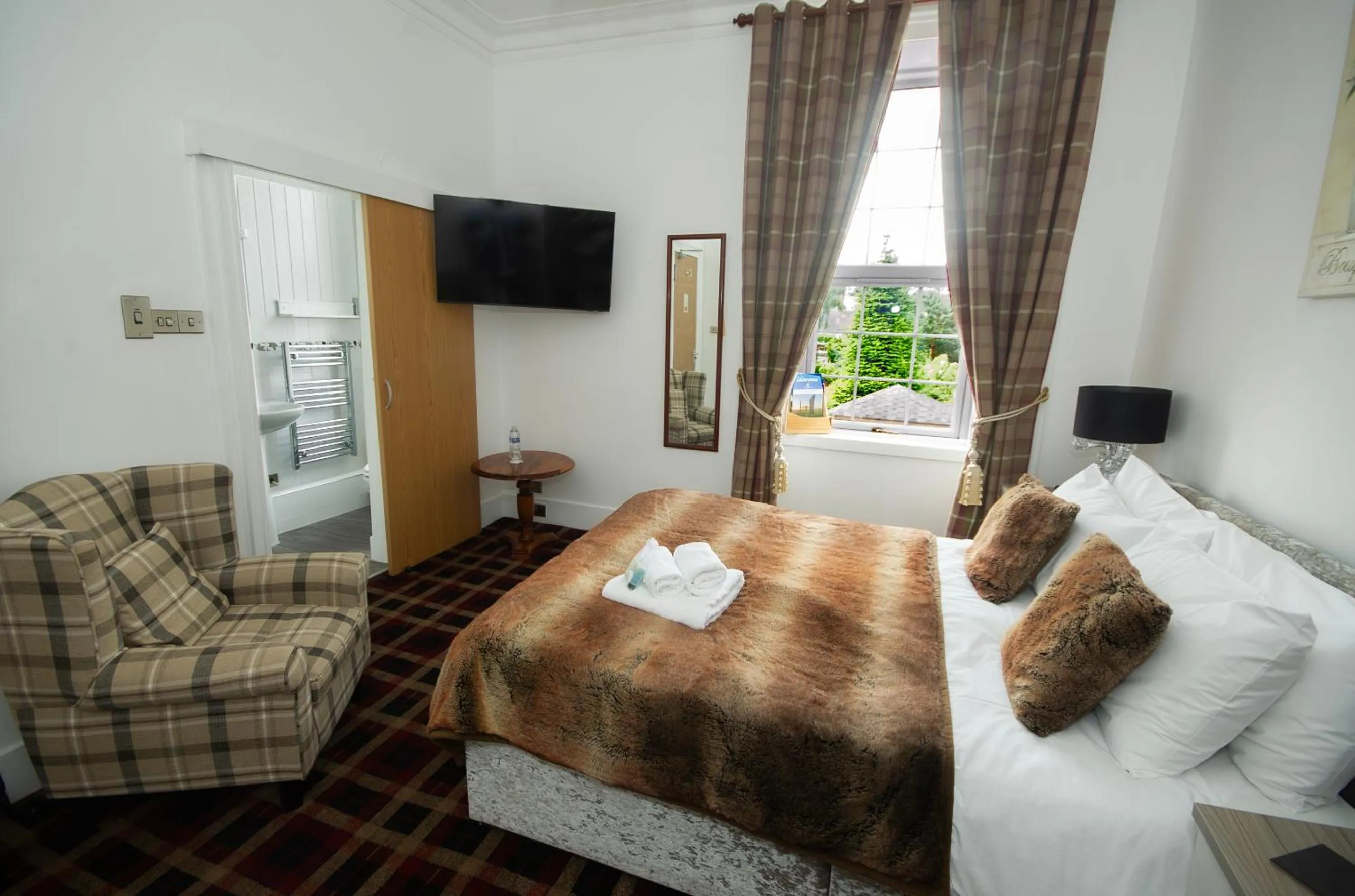 Bedroom, Bed in Haughton Arms Hotel