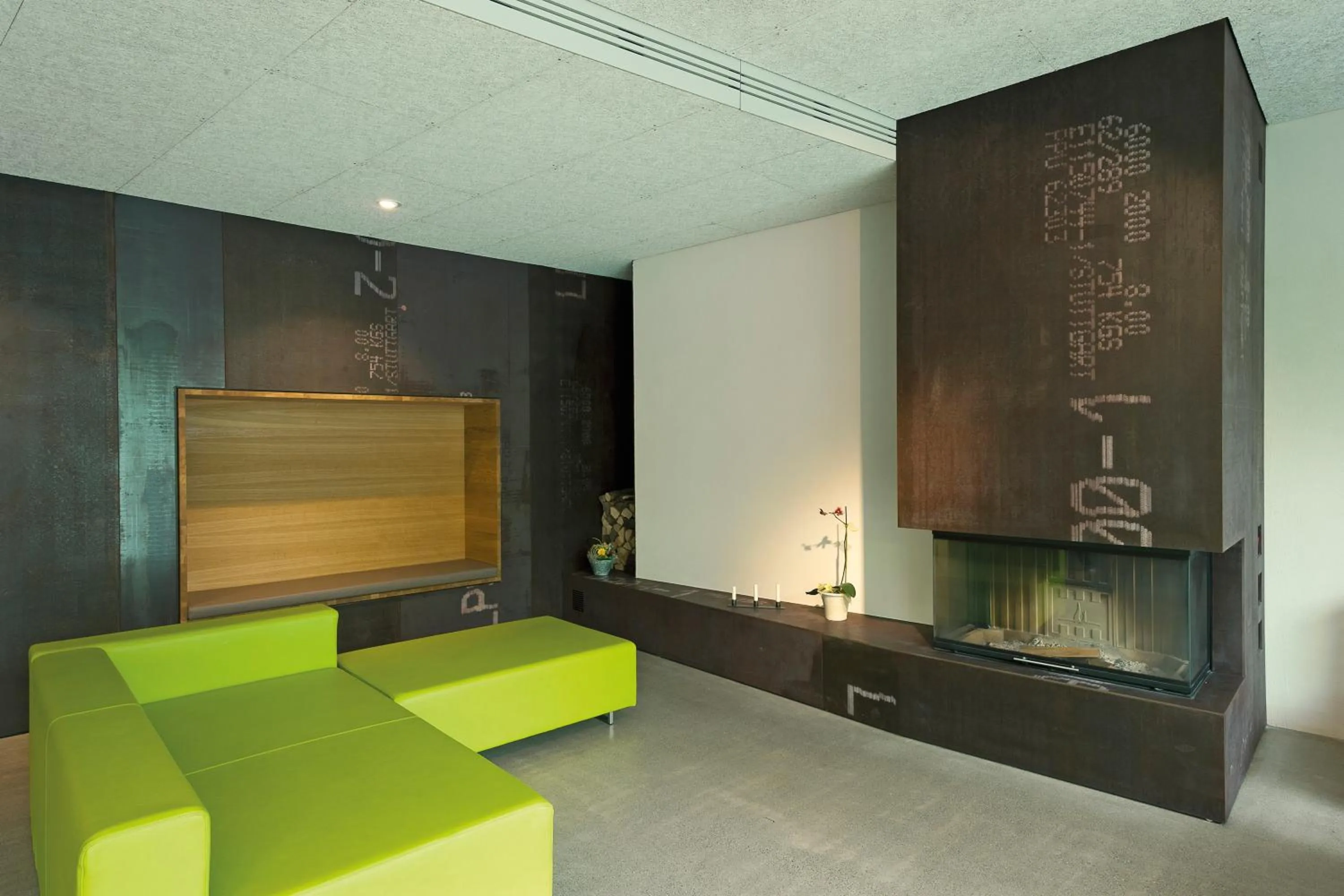 Communal lounge/ TV room in Interlaken Youth Hostel
