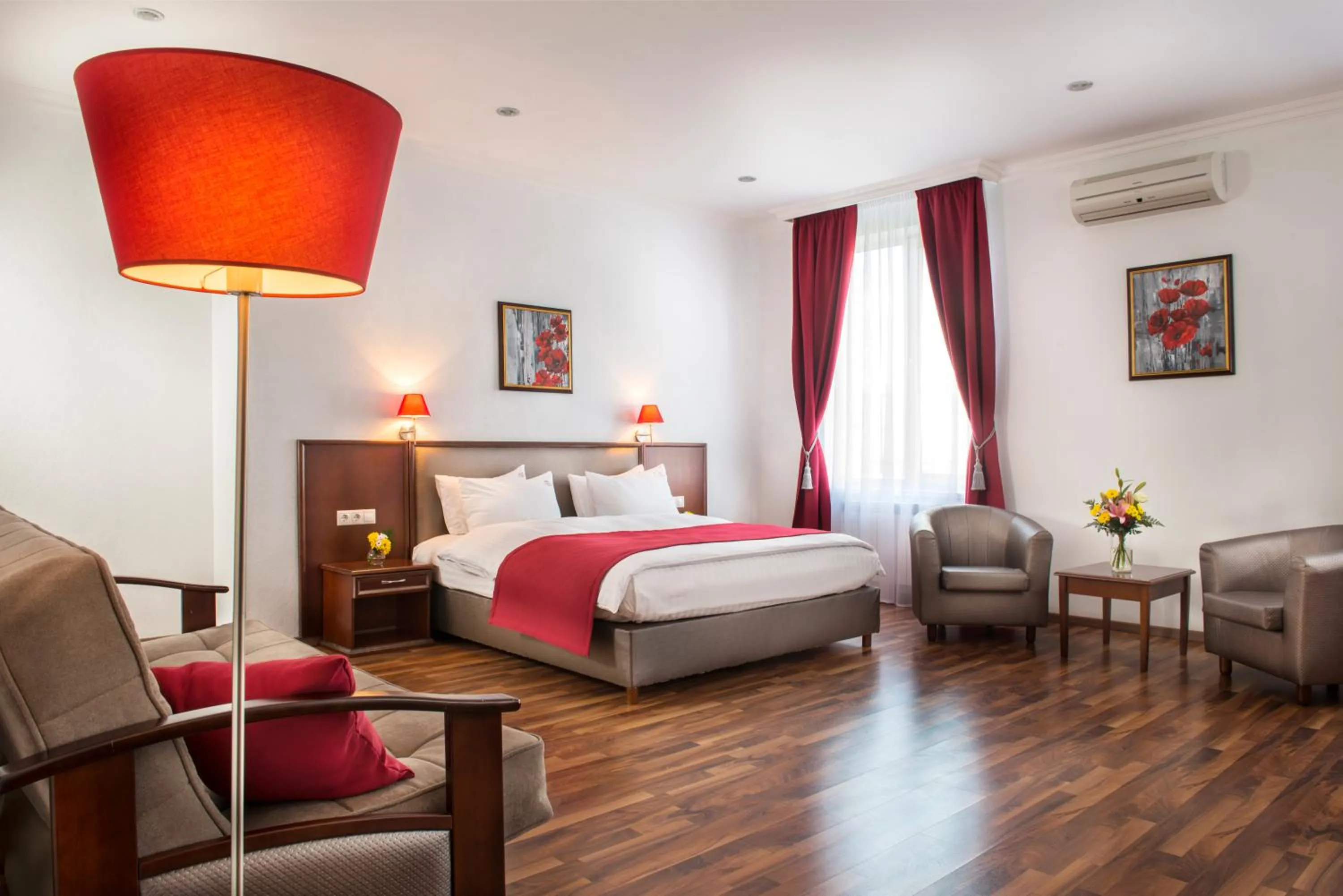 Photo of the whole room, Bed in Greguar Hotel by UHM