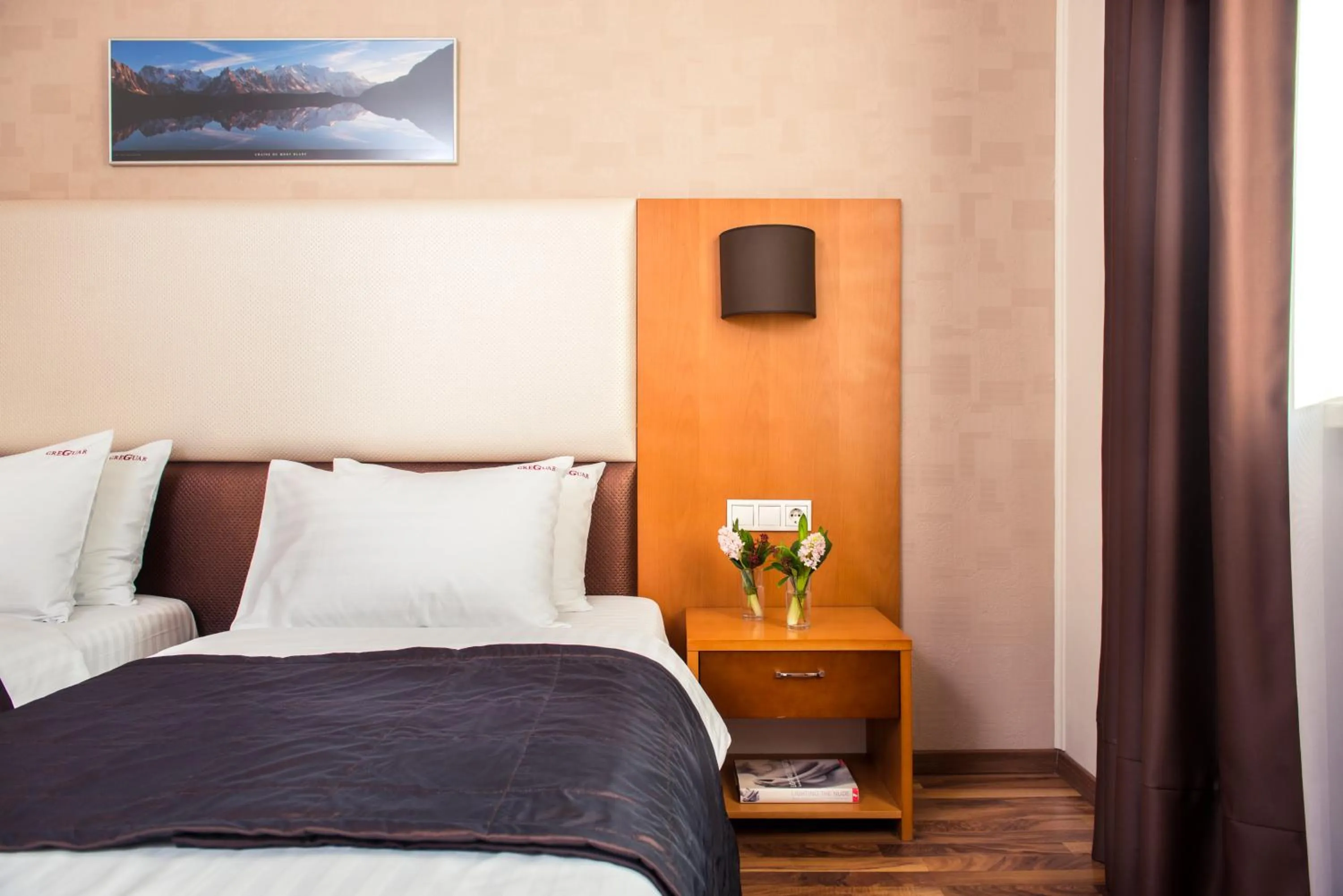 Photo of the whole room, Bed in Greguar Hotel by UHM