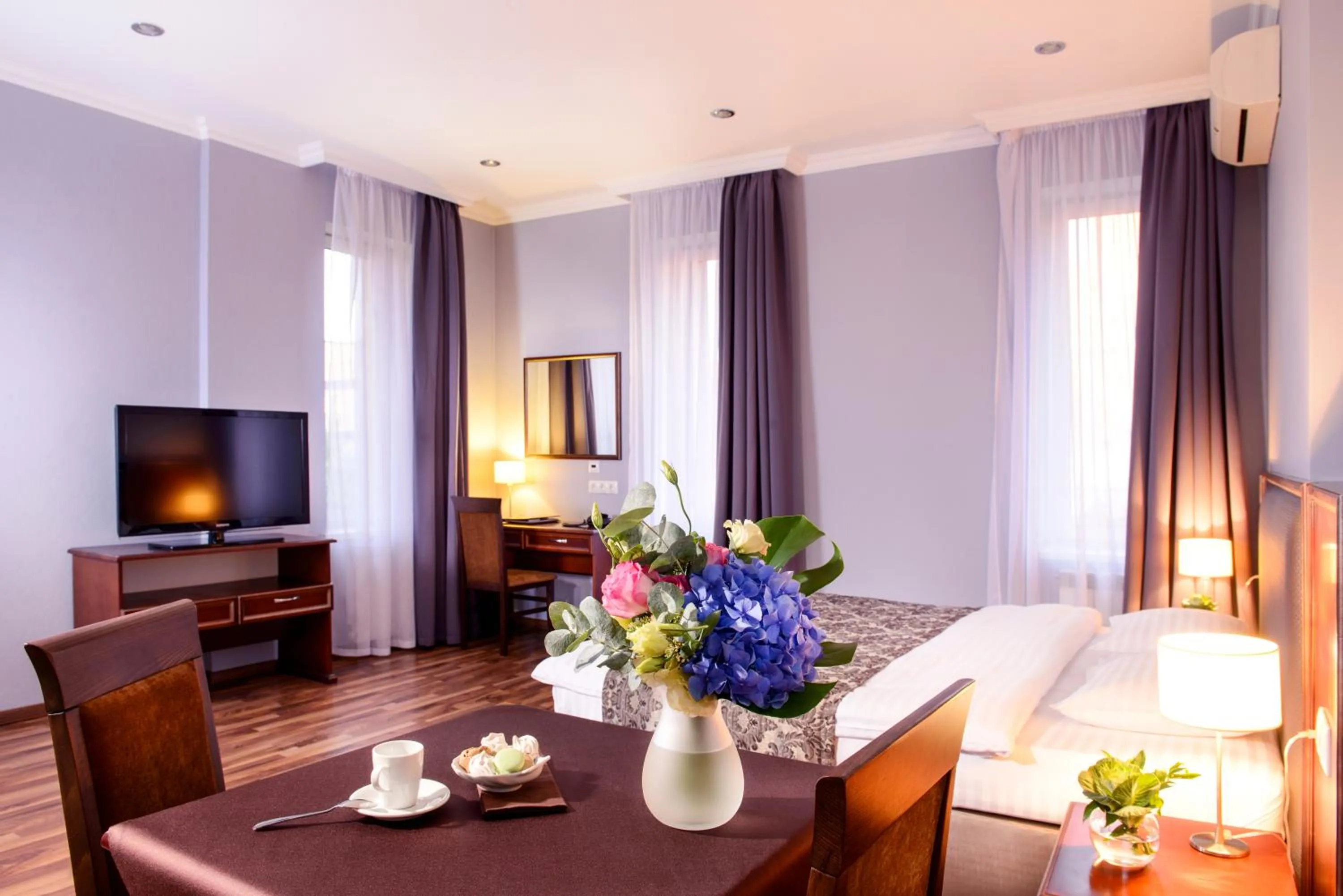 Dining area, Bed in Greguar Hotel by UHM