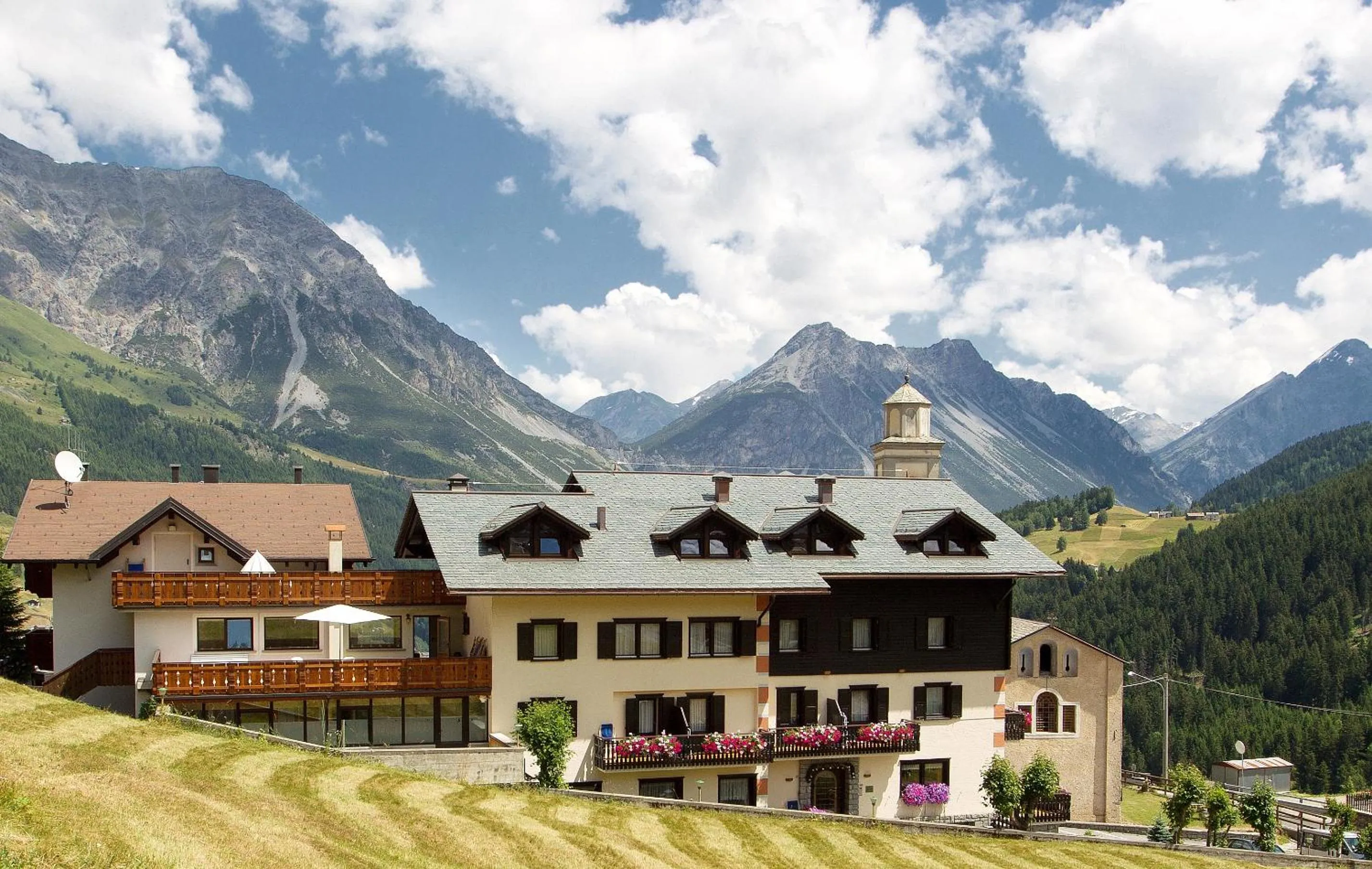 Property building in Hotel Cardo