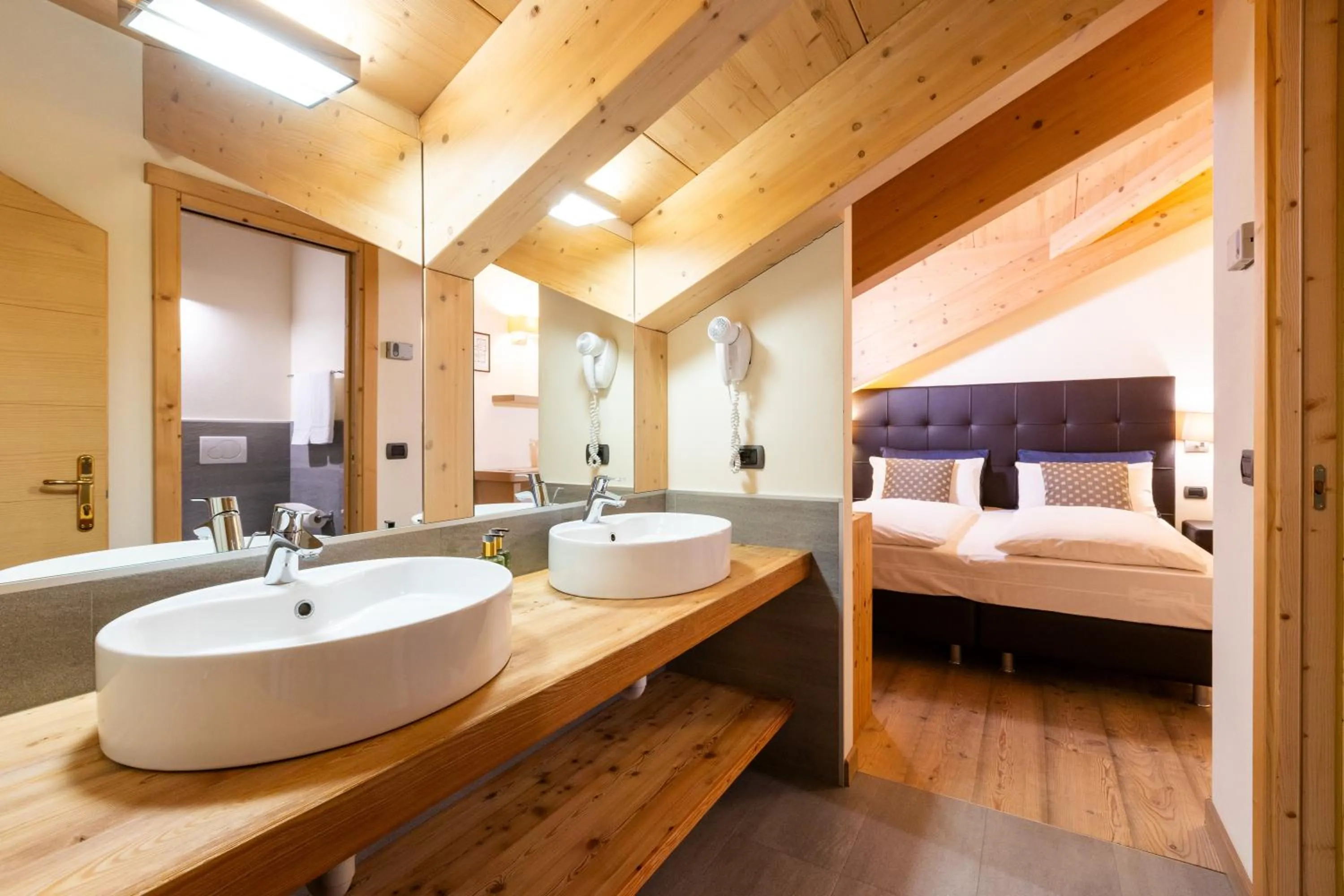 Bathroom, Bed in Hotel Cardo