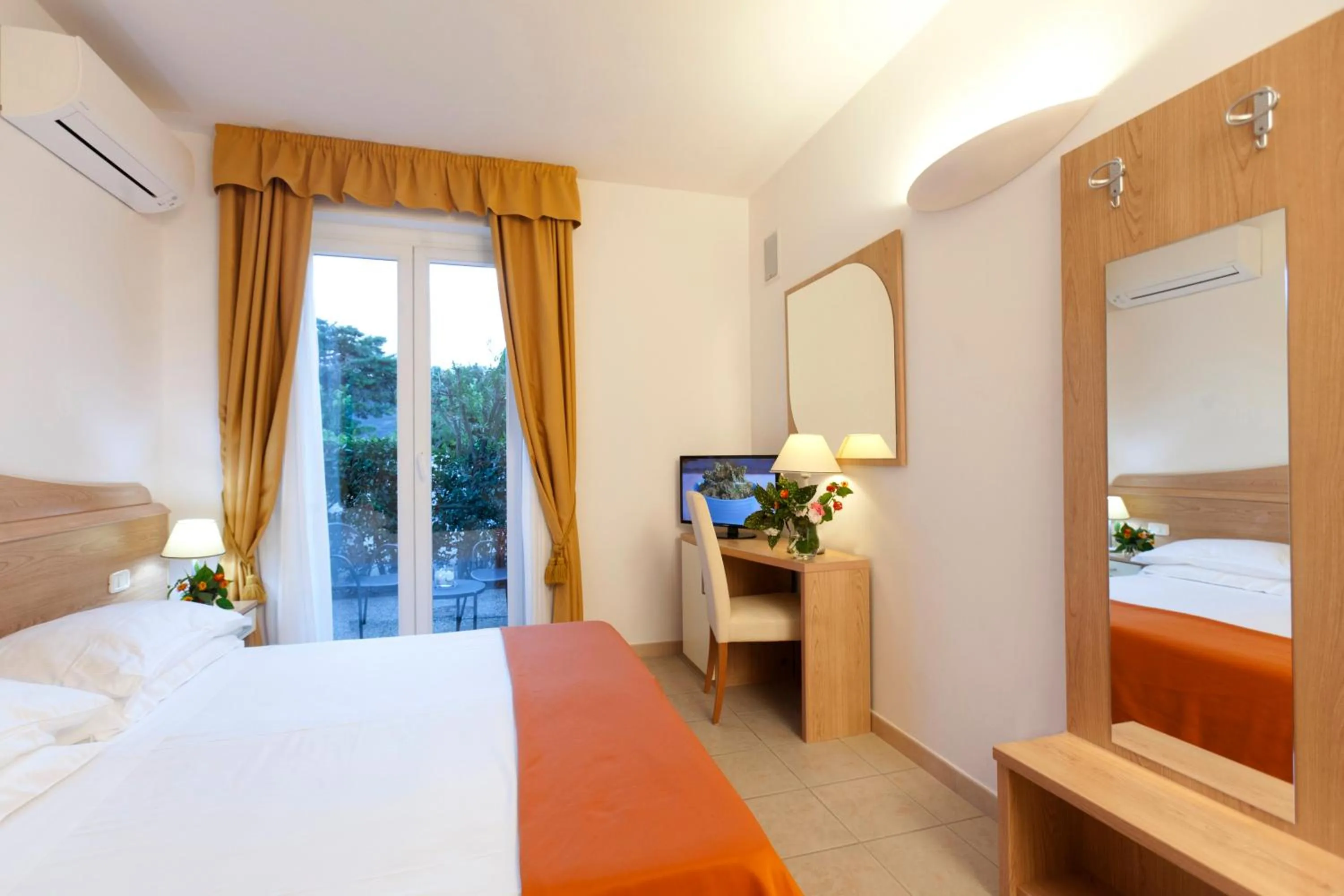 Photo of the whole room, Bed in Hotel Villa Smeraldo