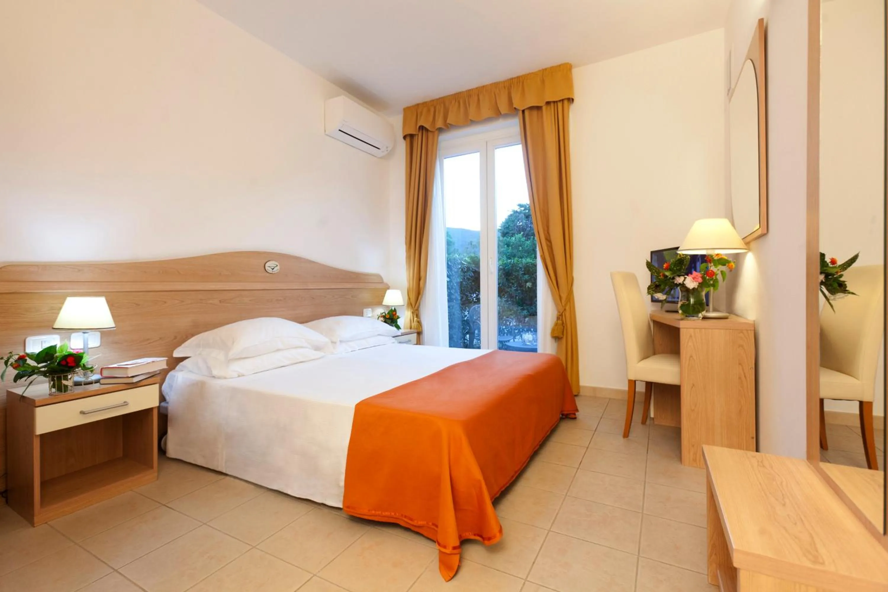 Bed in Hotel Villa Smeraldo