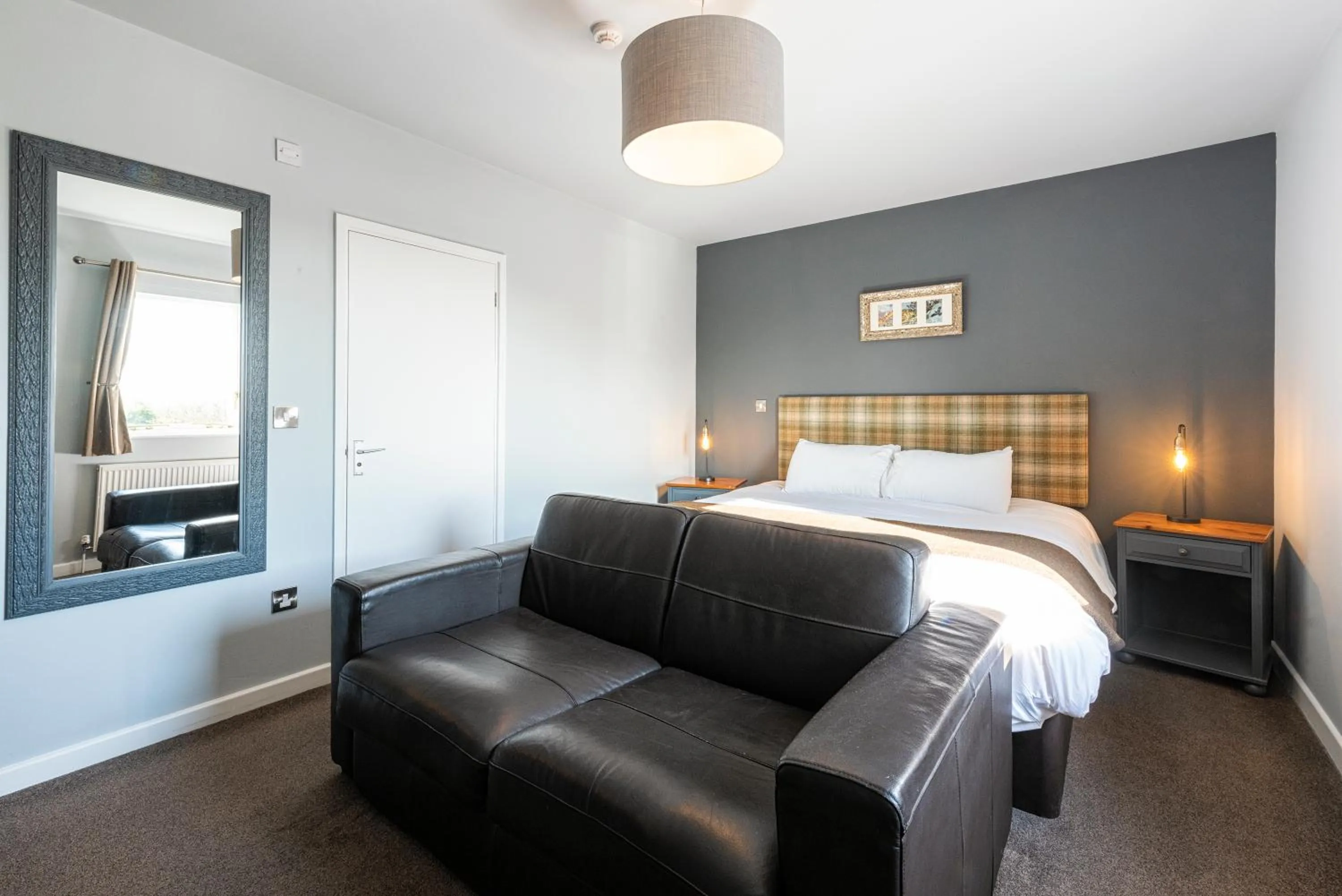 Photo of the whole room, Bed in Staunton Arms