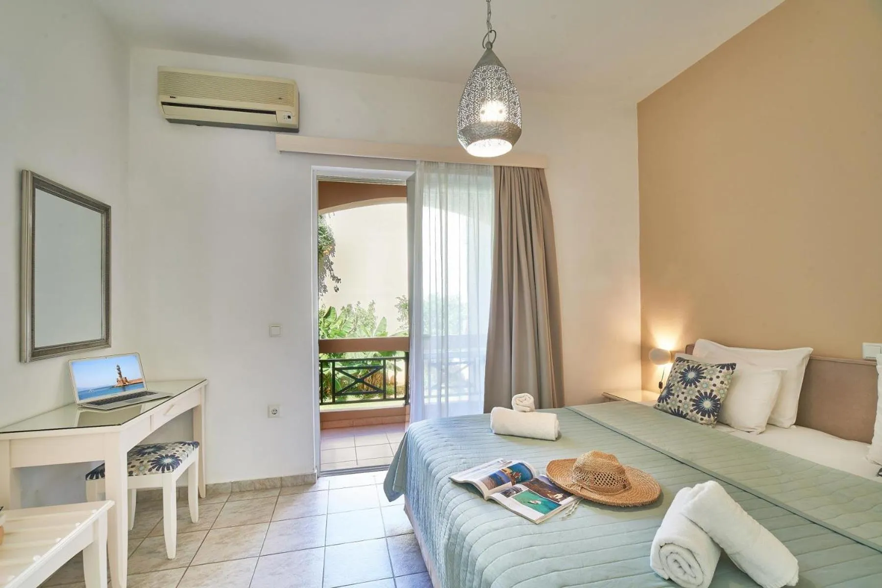 Bed in Solon Apartments