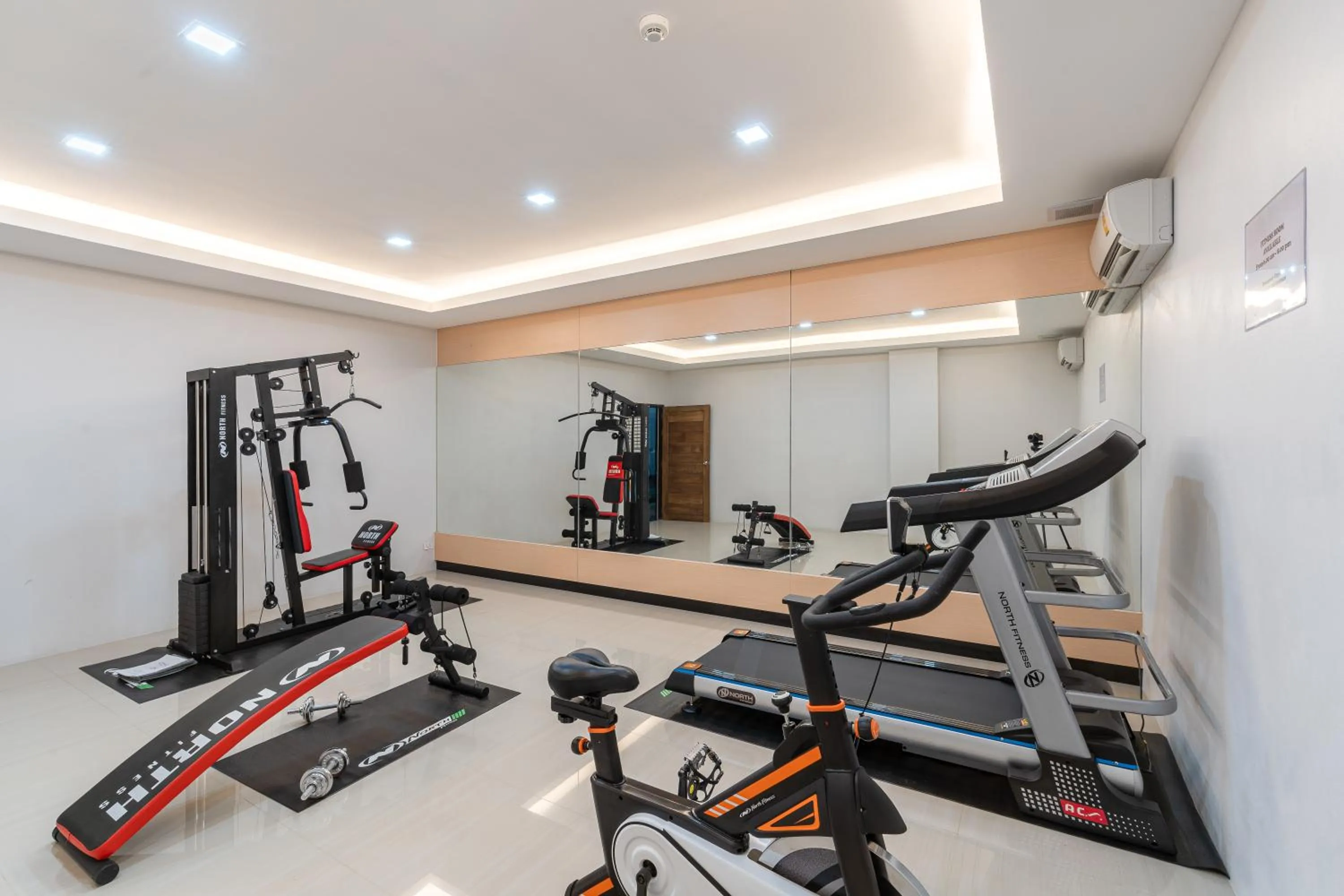 Fitness centre/facilities in LawinTa Hotel Pattaya