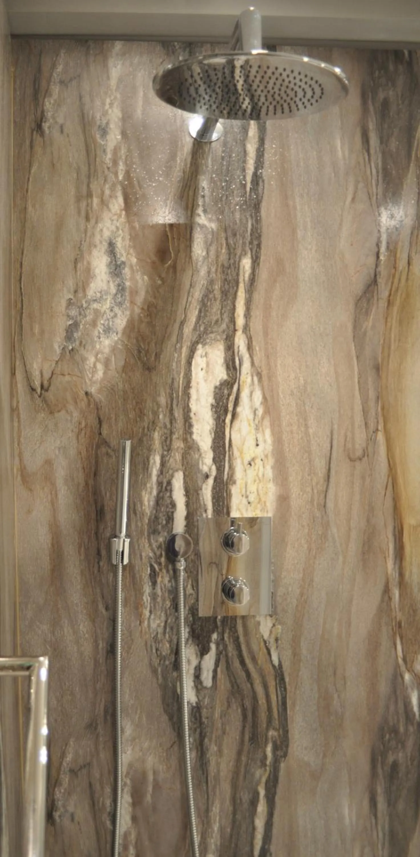 Shower in Quinlan & Cooke Boutique Townhouse and QCs Seafood Restaurant