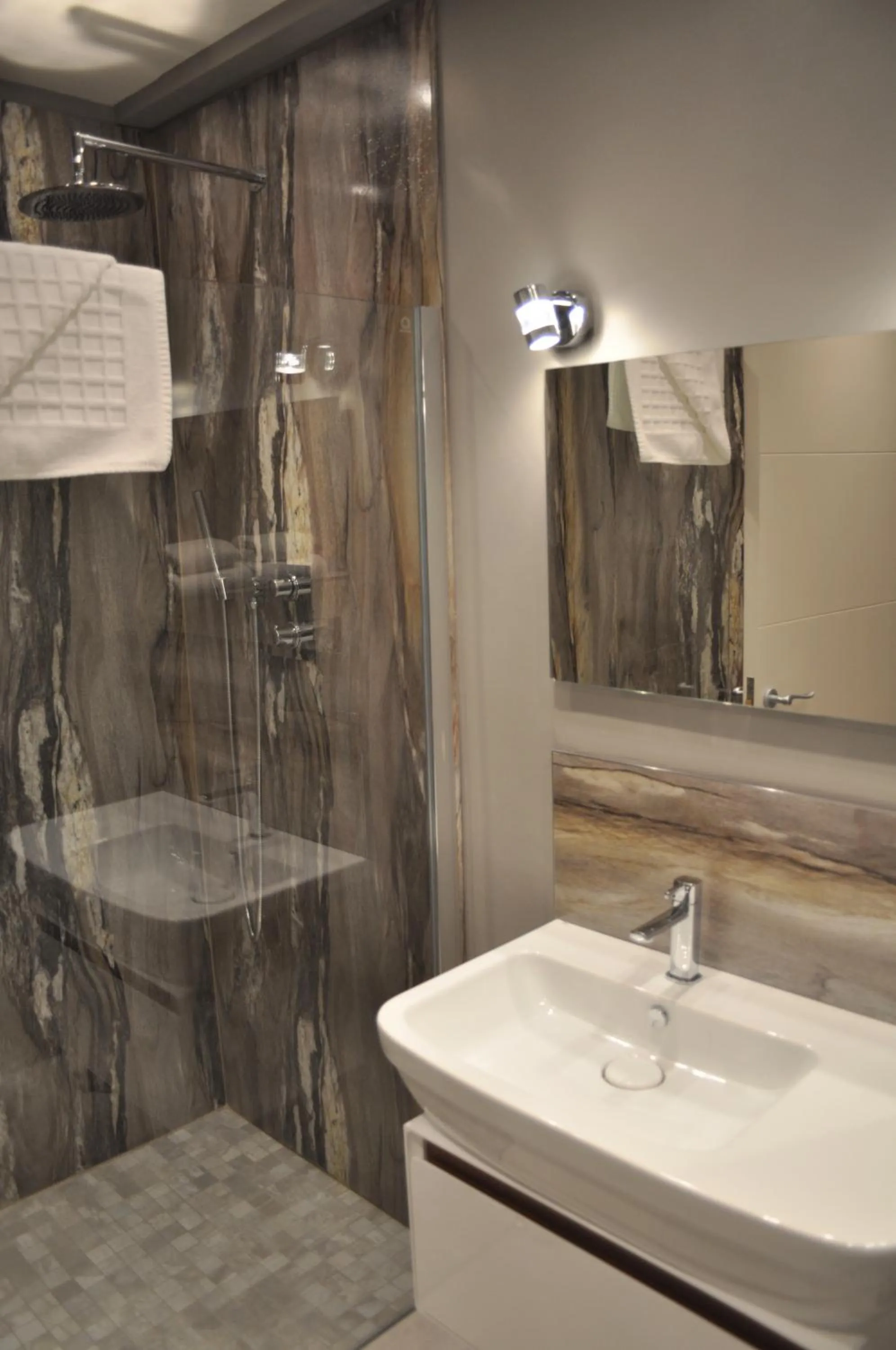 Shower in Quinlan & Cooke Boutique Townhouse and QCs Seafood Restaurant
