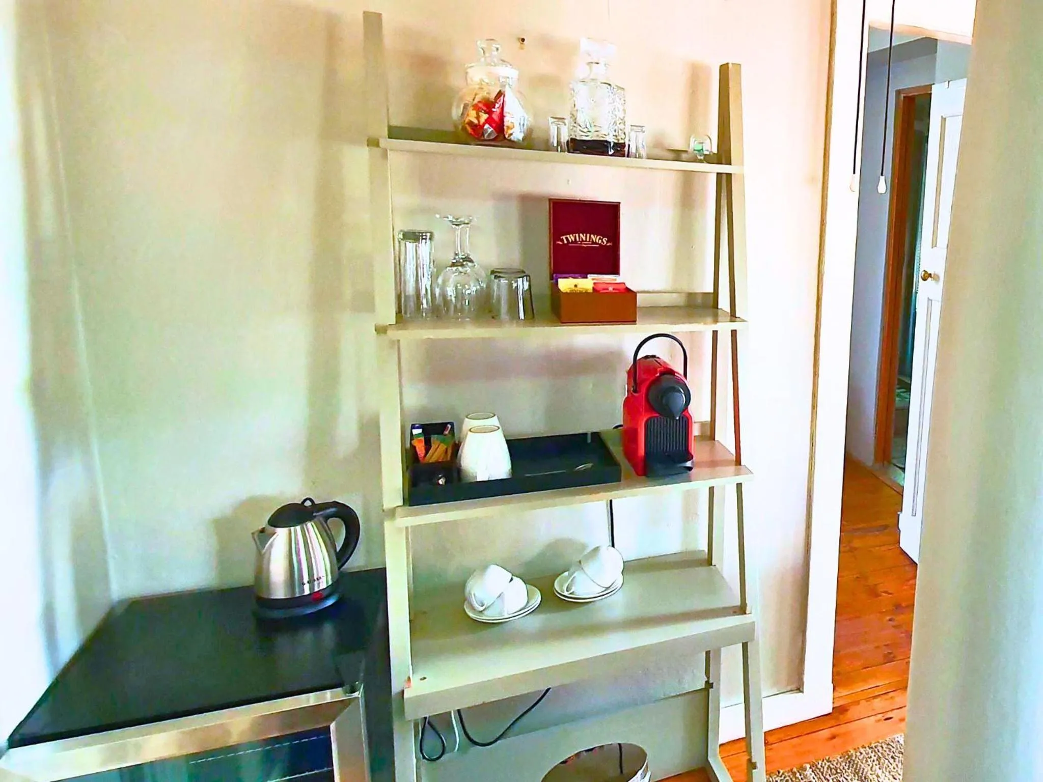 Coffee/tea facilities in The Browns' Luxury Suites & Cottage