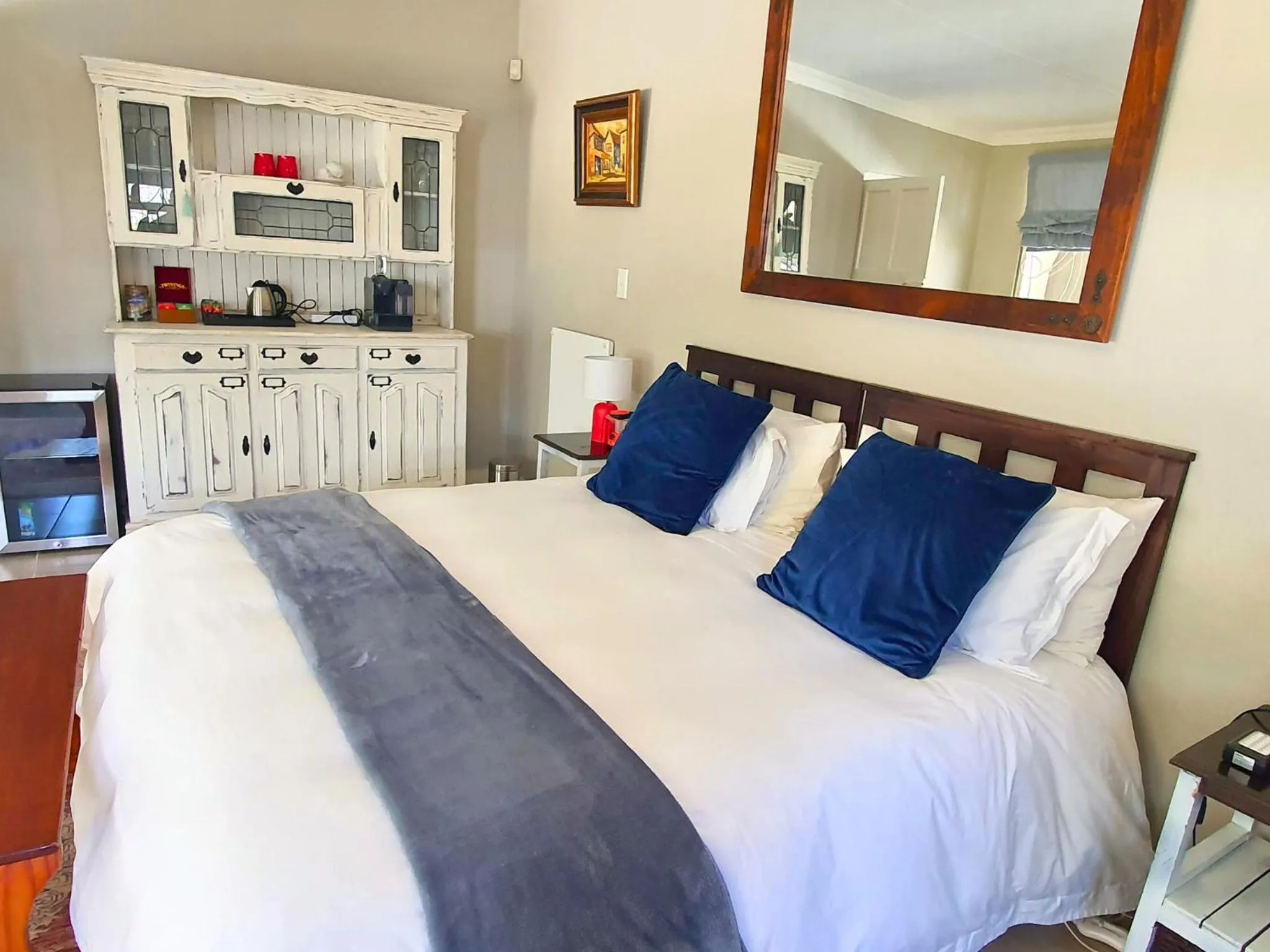 Bed in The Browns' Luxury Suites & Cottage