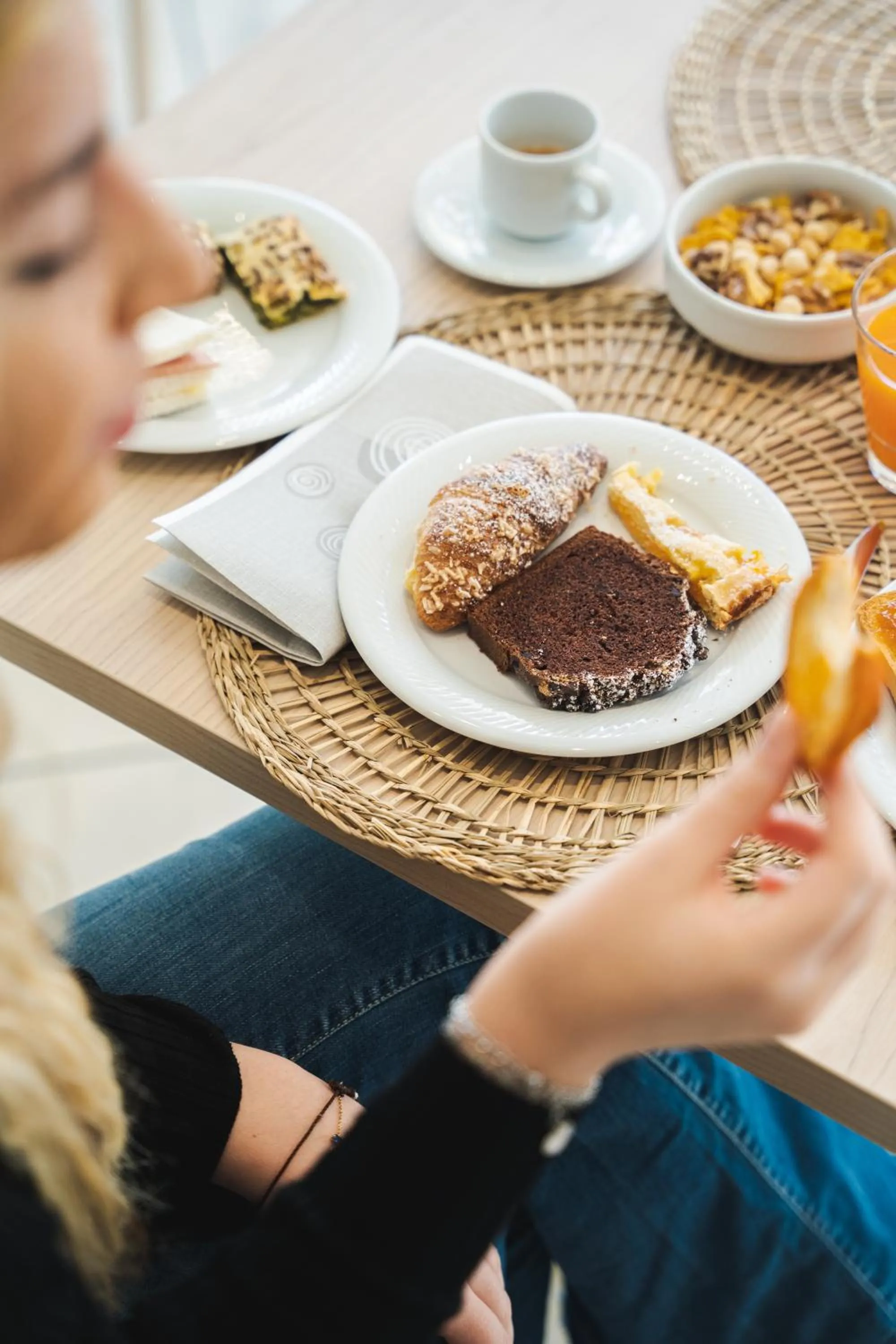 Restaurant/places to eat in Unique Hotel