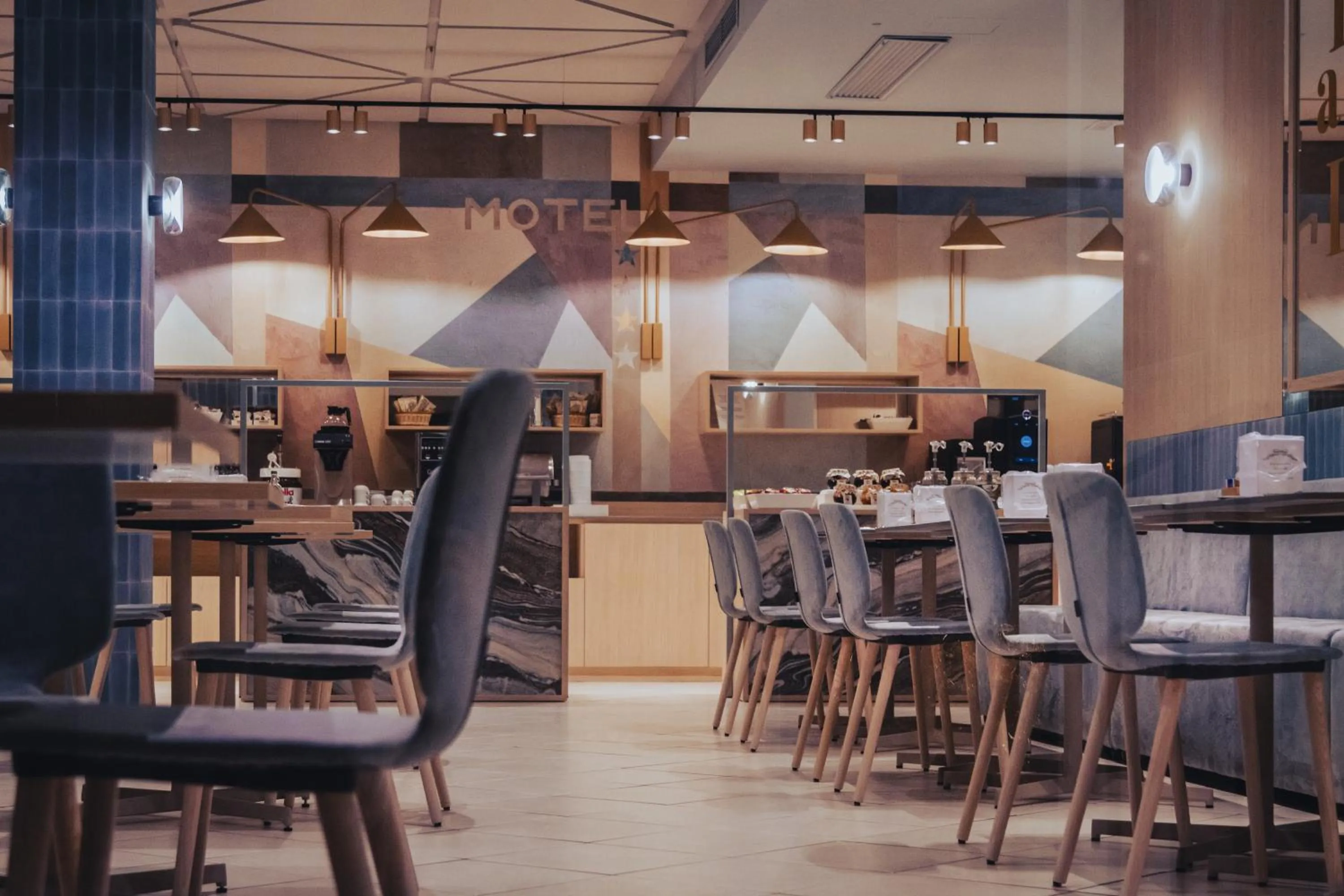 Restaurant/places to eat in Unique Hotel