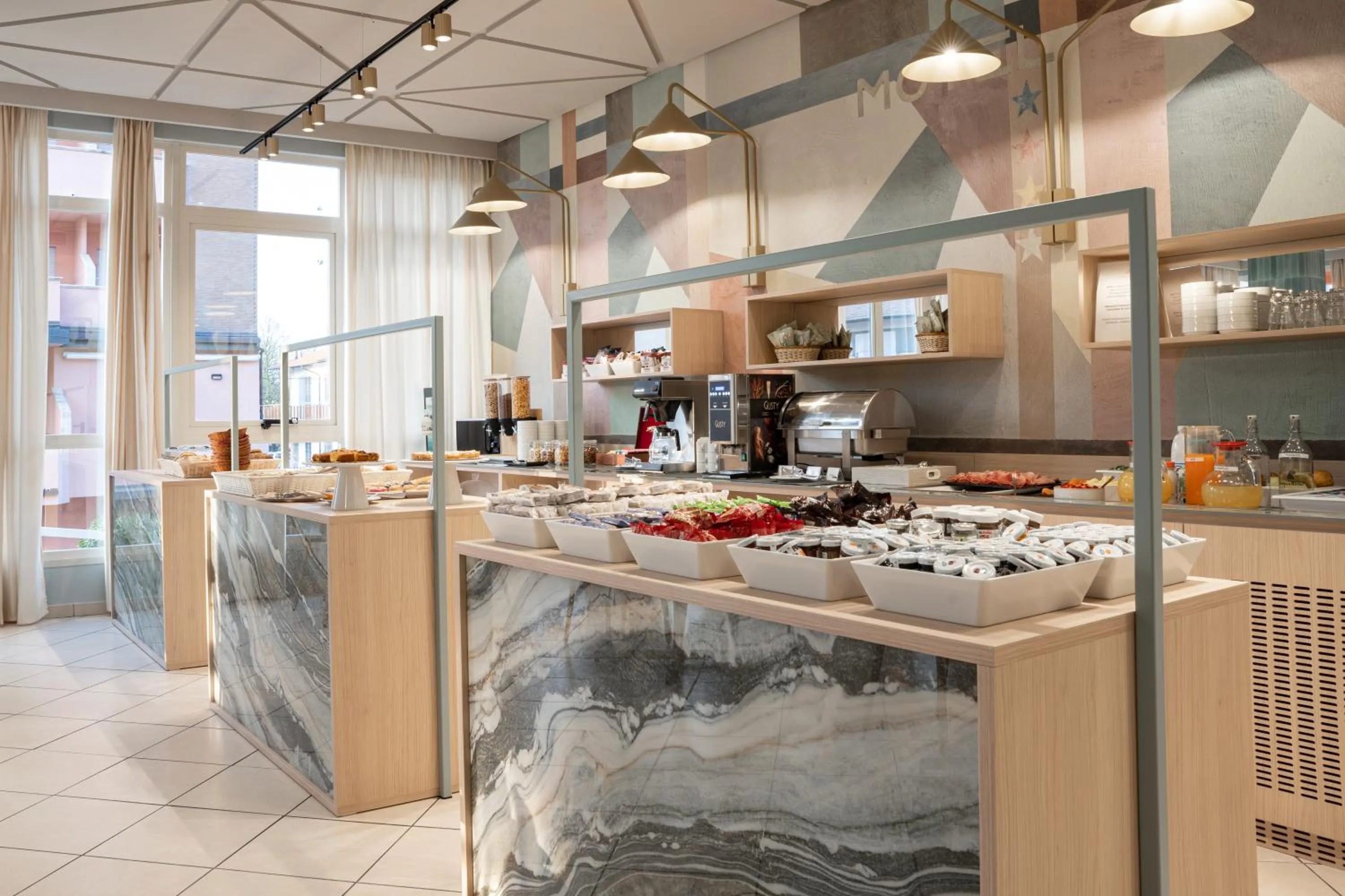 Restaurant/places to eat in Unique Hotel