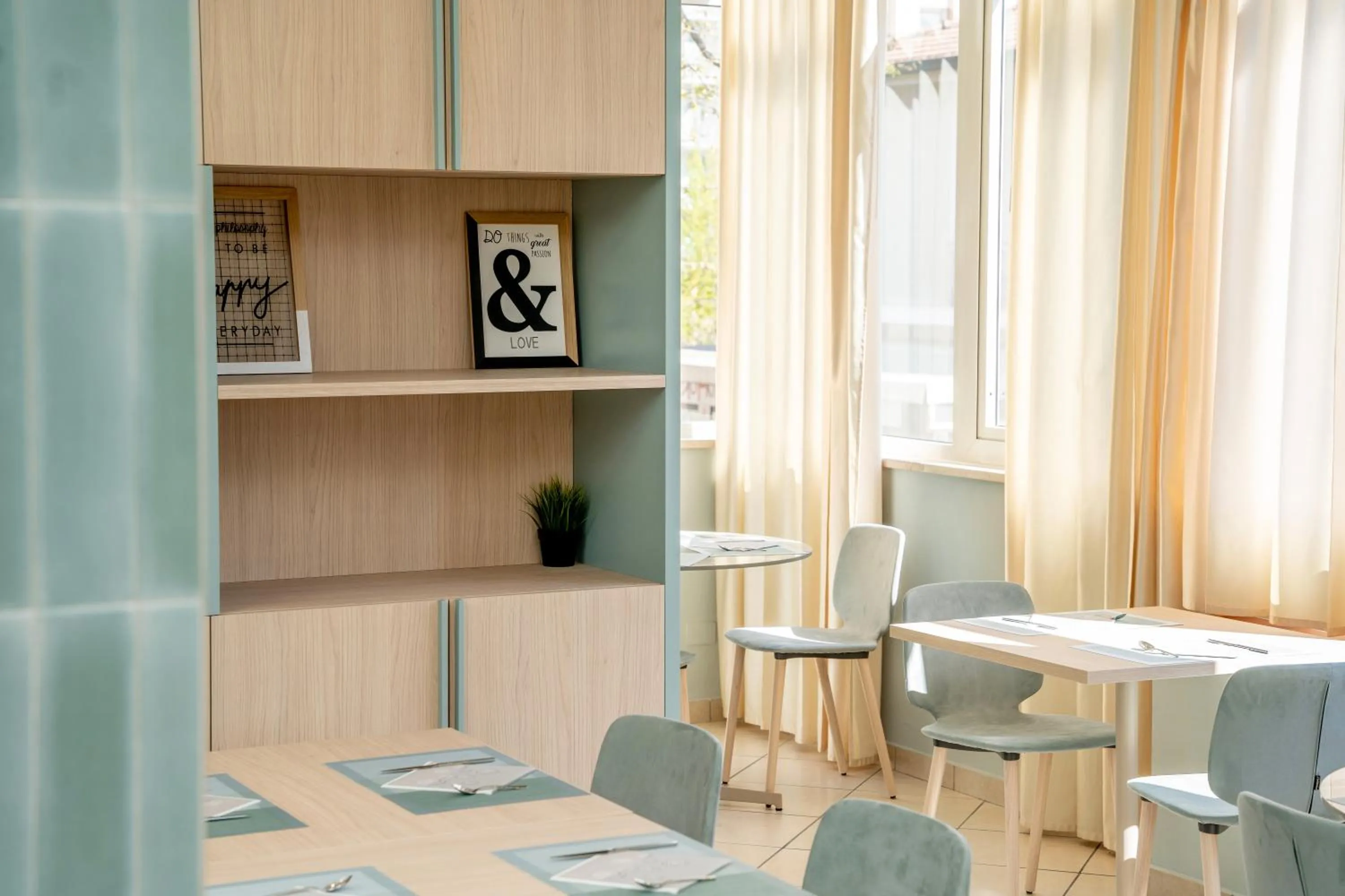 Restaurant/places to eat in Unique Hotel