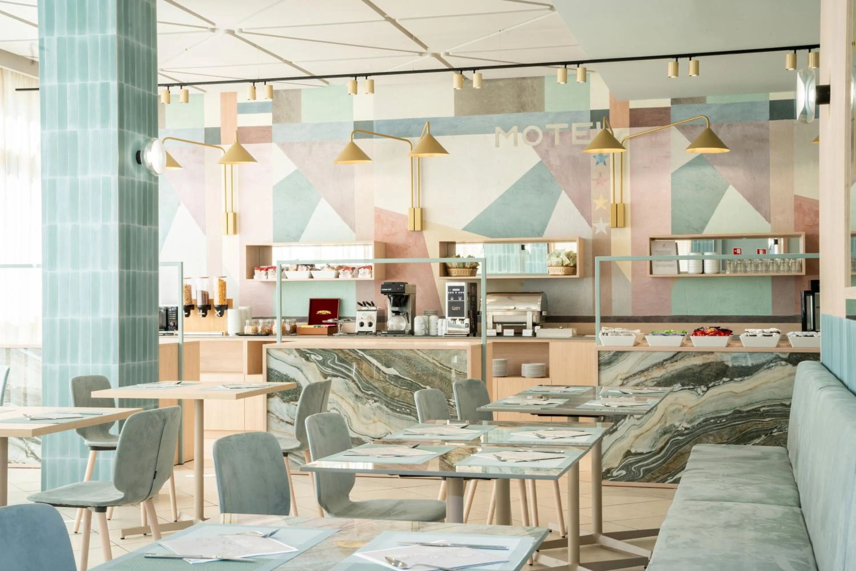 Restaurant/places to eat in Unique Hotel