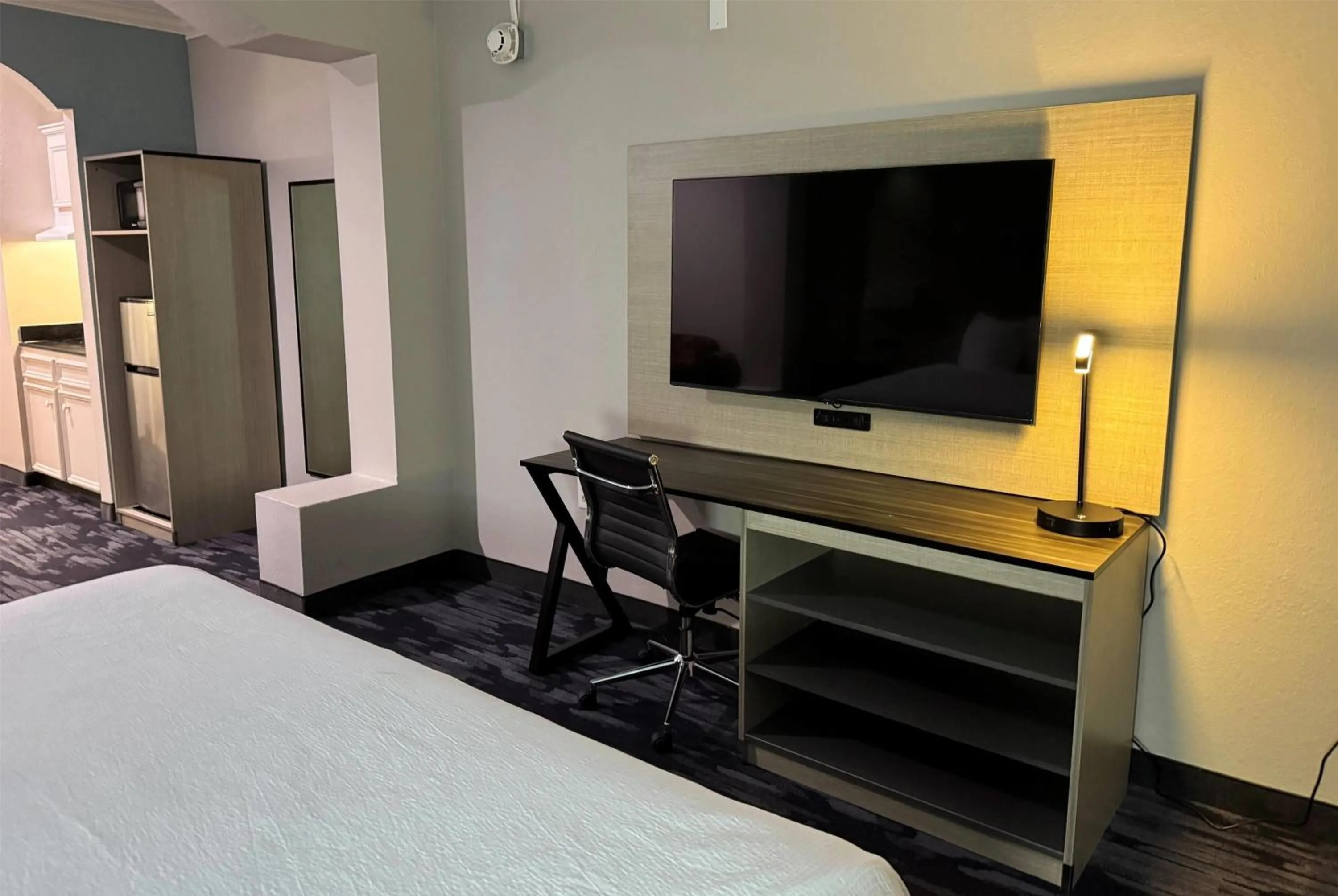 Photo of the whole room, Bed in Baymont by Wyndham Texas City