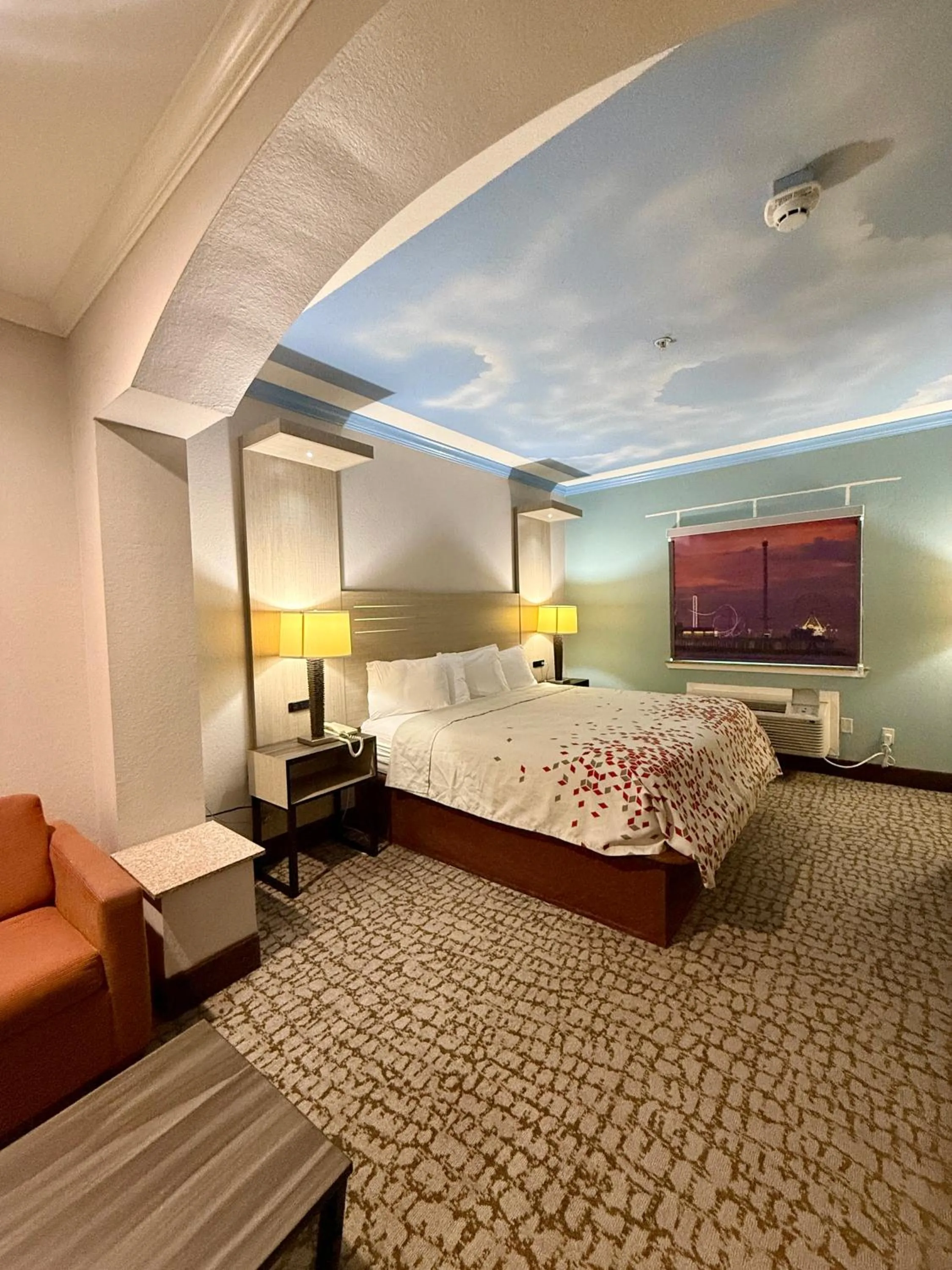 King Suite with Bathtub w/Grab Bars - Mobility/Hearing Accessible - Non-Smoking in Crystal Suites