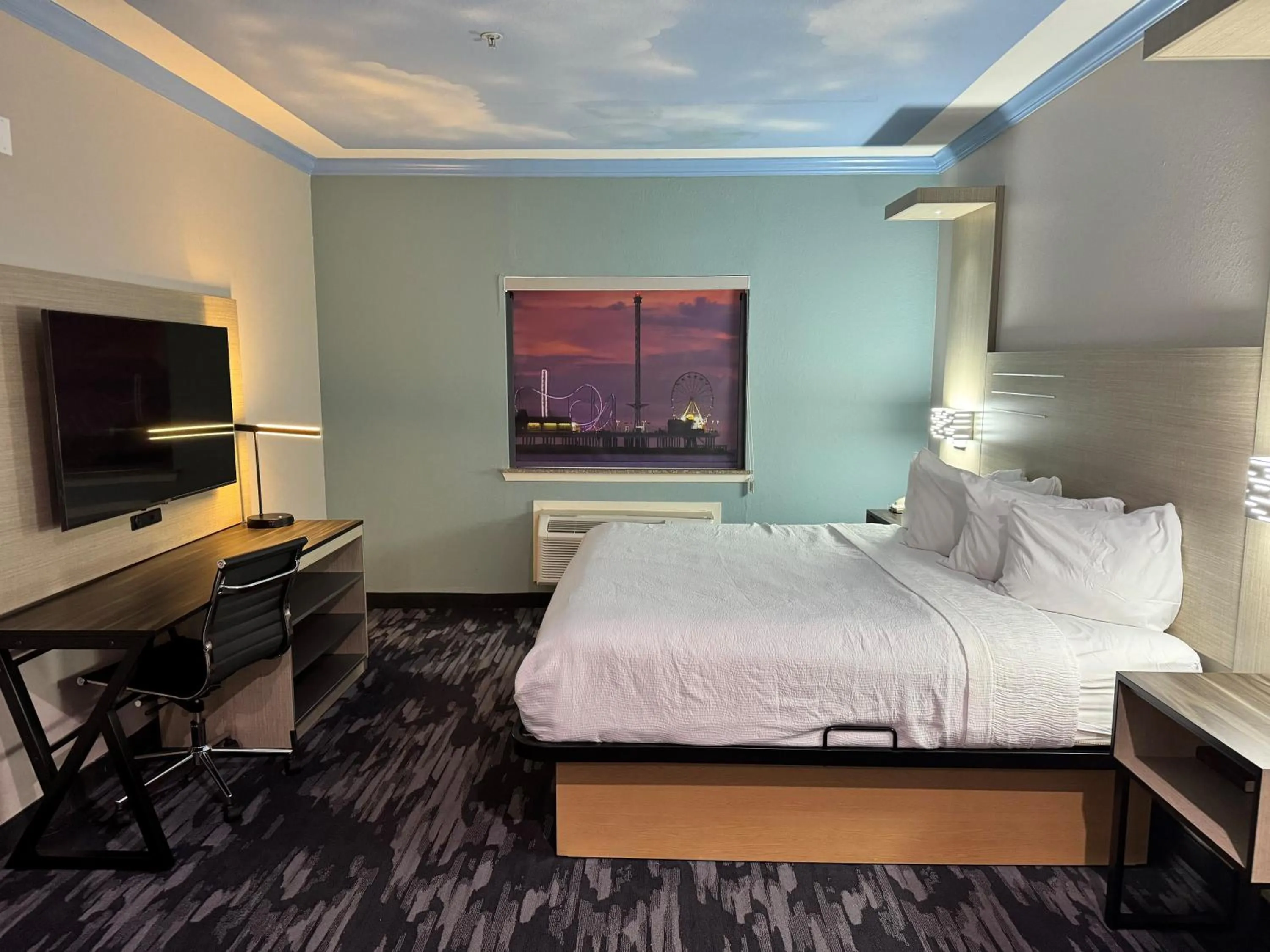 Communal lounge/ TV room, Bed in Baymont by Wyndham Texas City