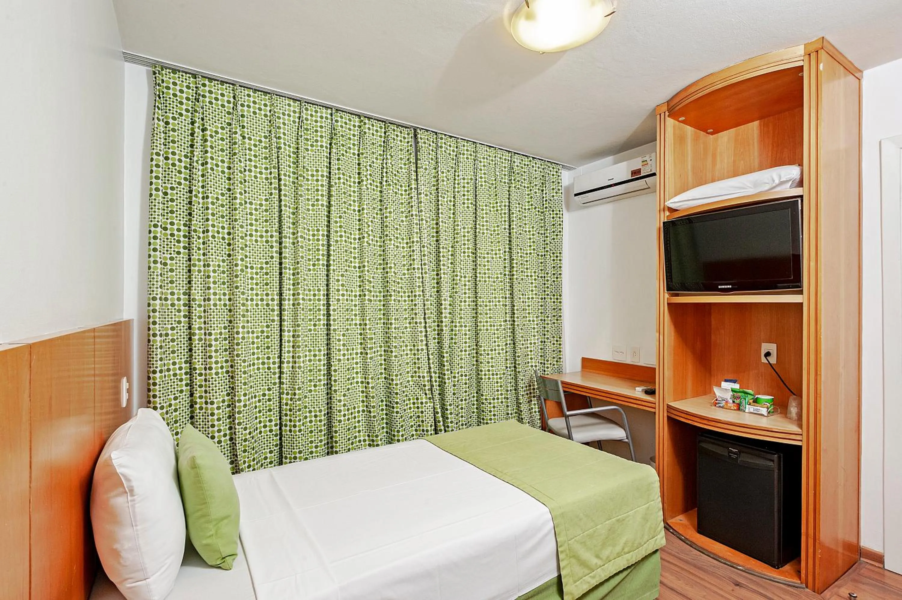 Photo of the whole room, Bed in Slim São Paulo Congonhas