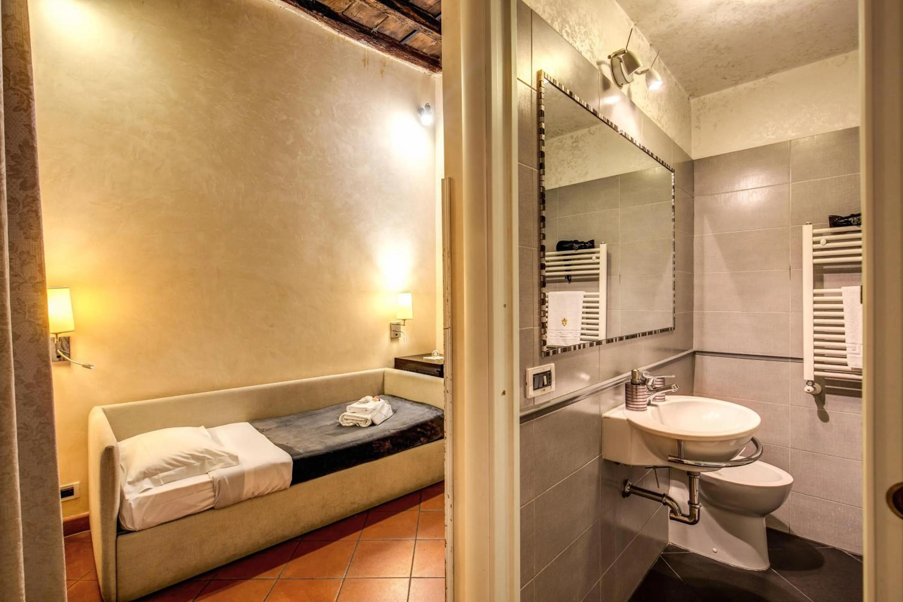 Bed in Guest House o Affittacamere Magenta Fico 2