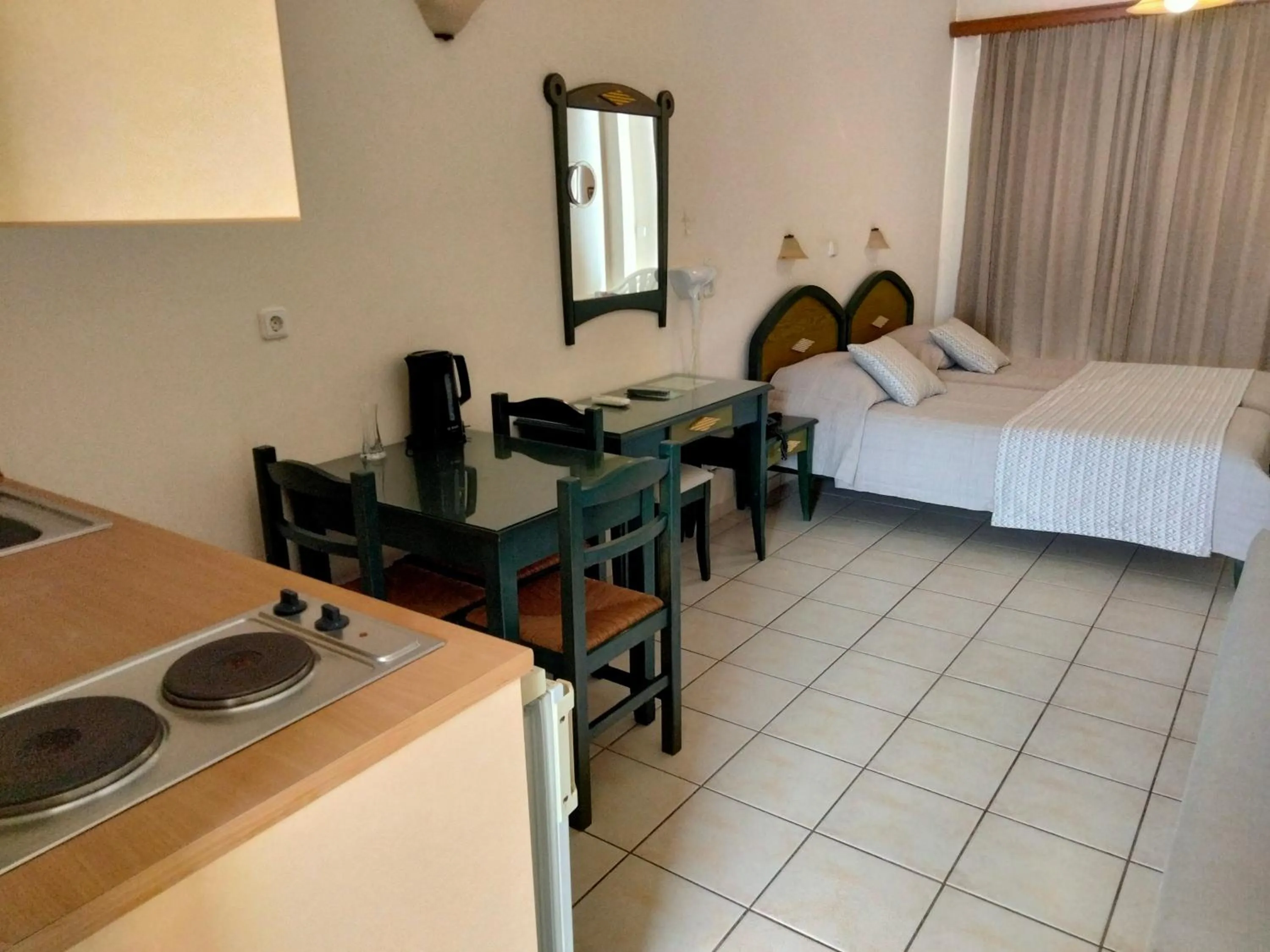 Dining area, Bed in Zannis Hotel