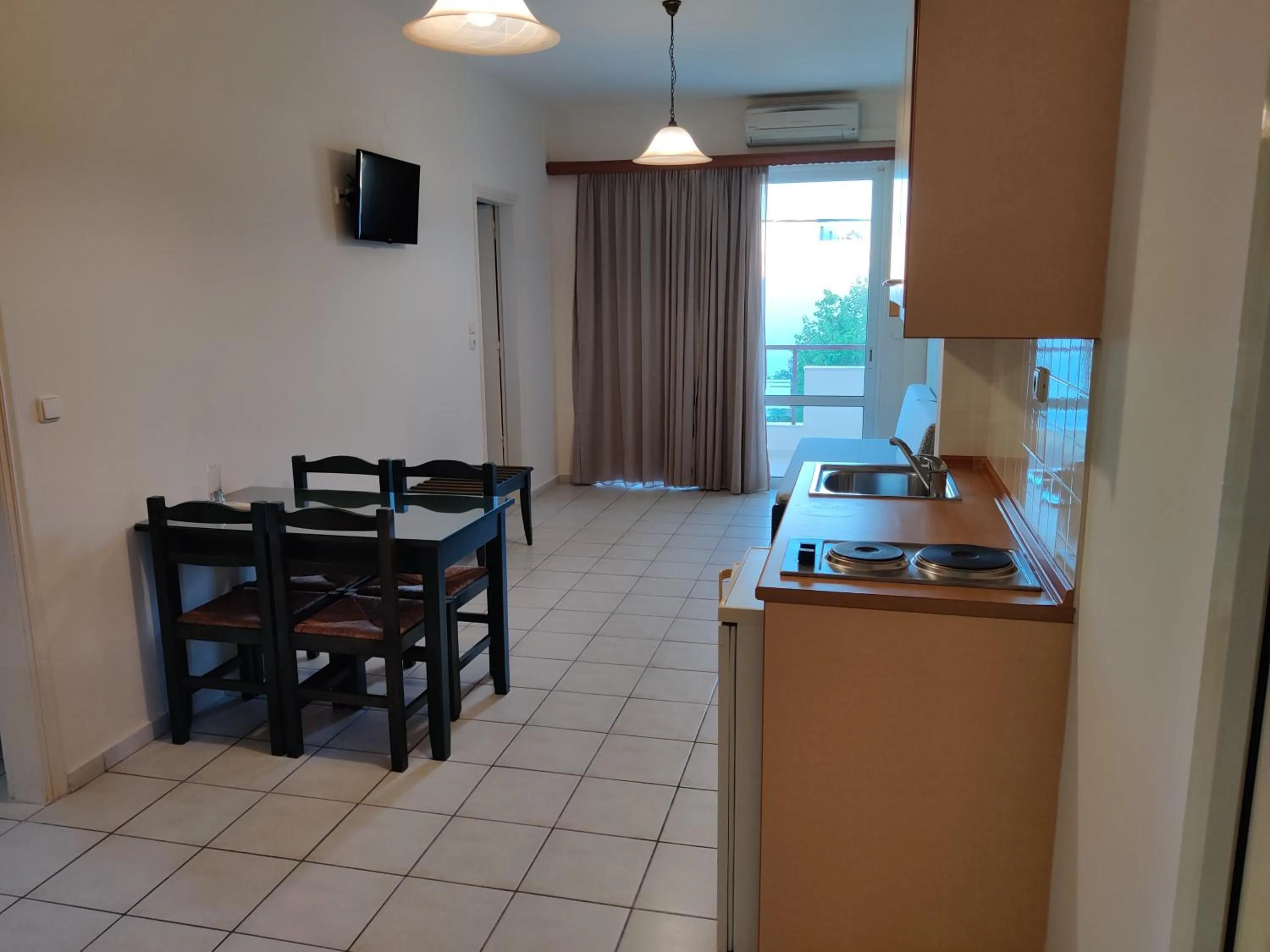 Dining area in Zannis Hotel