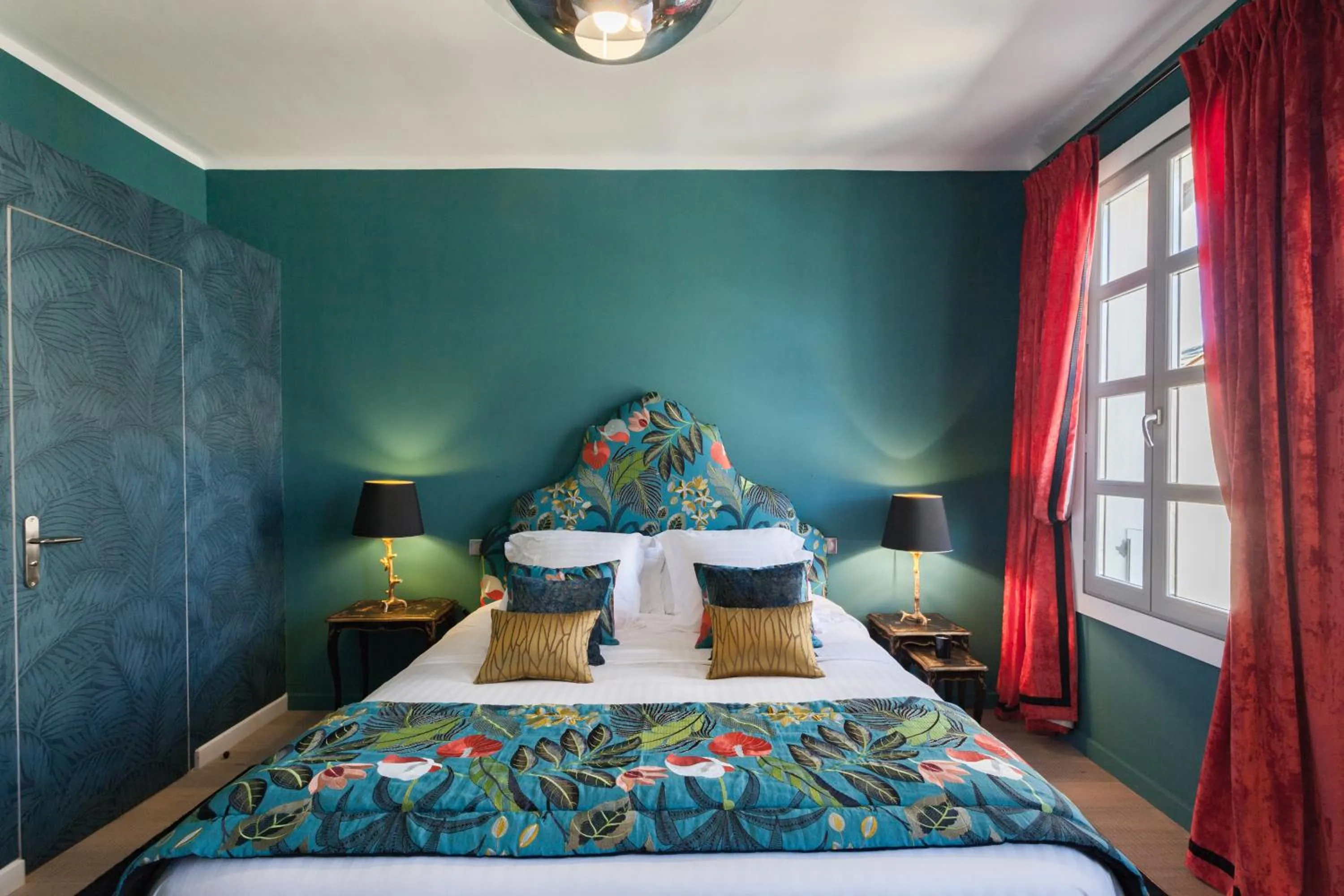 Staff, Bed in Maison Du Collectionneur