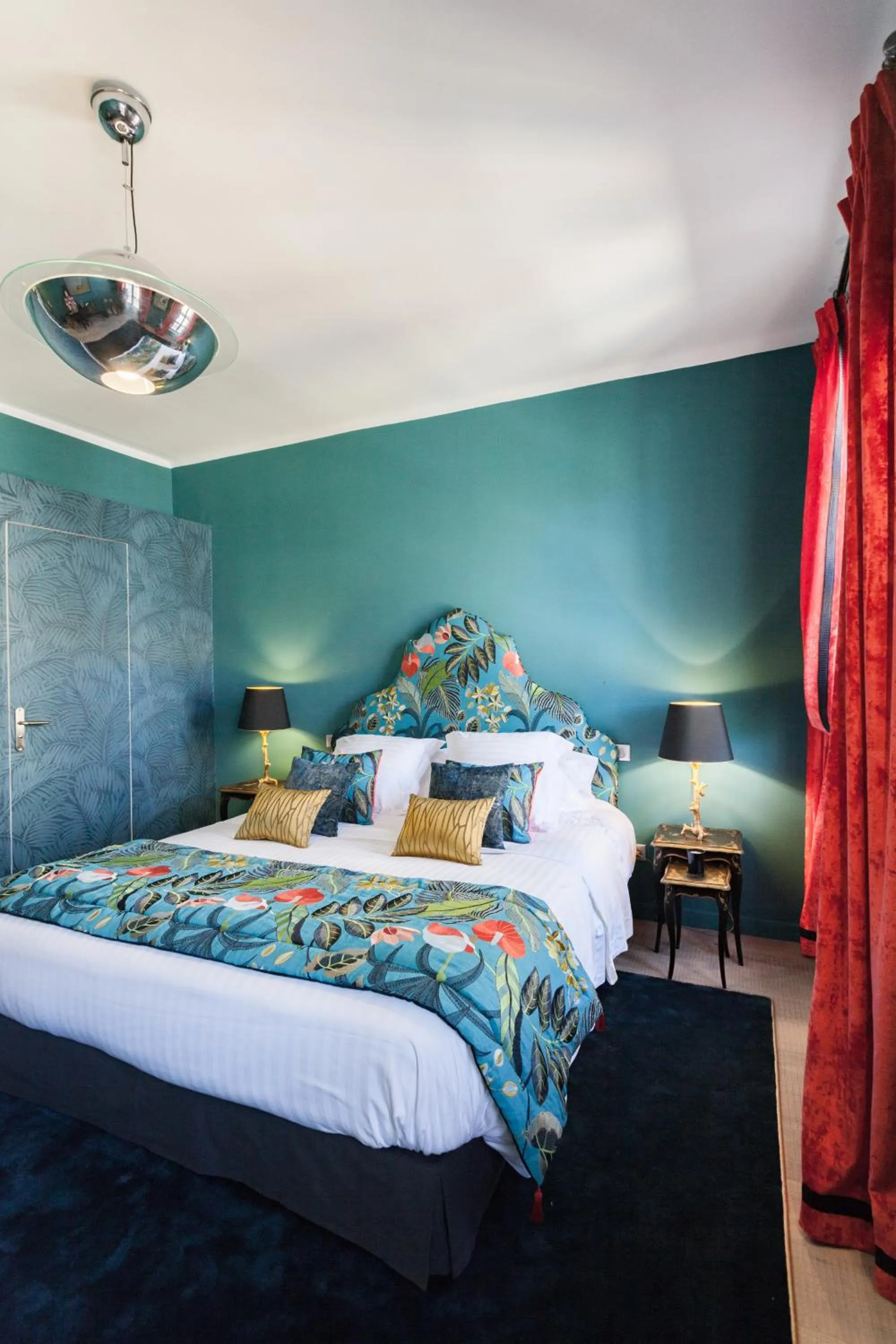 Staff, Bed in Maison Du Collectionneur