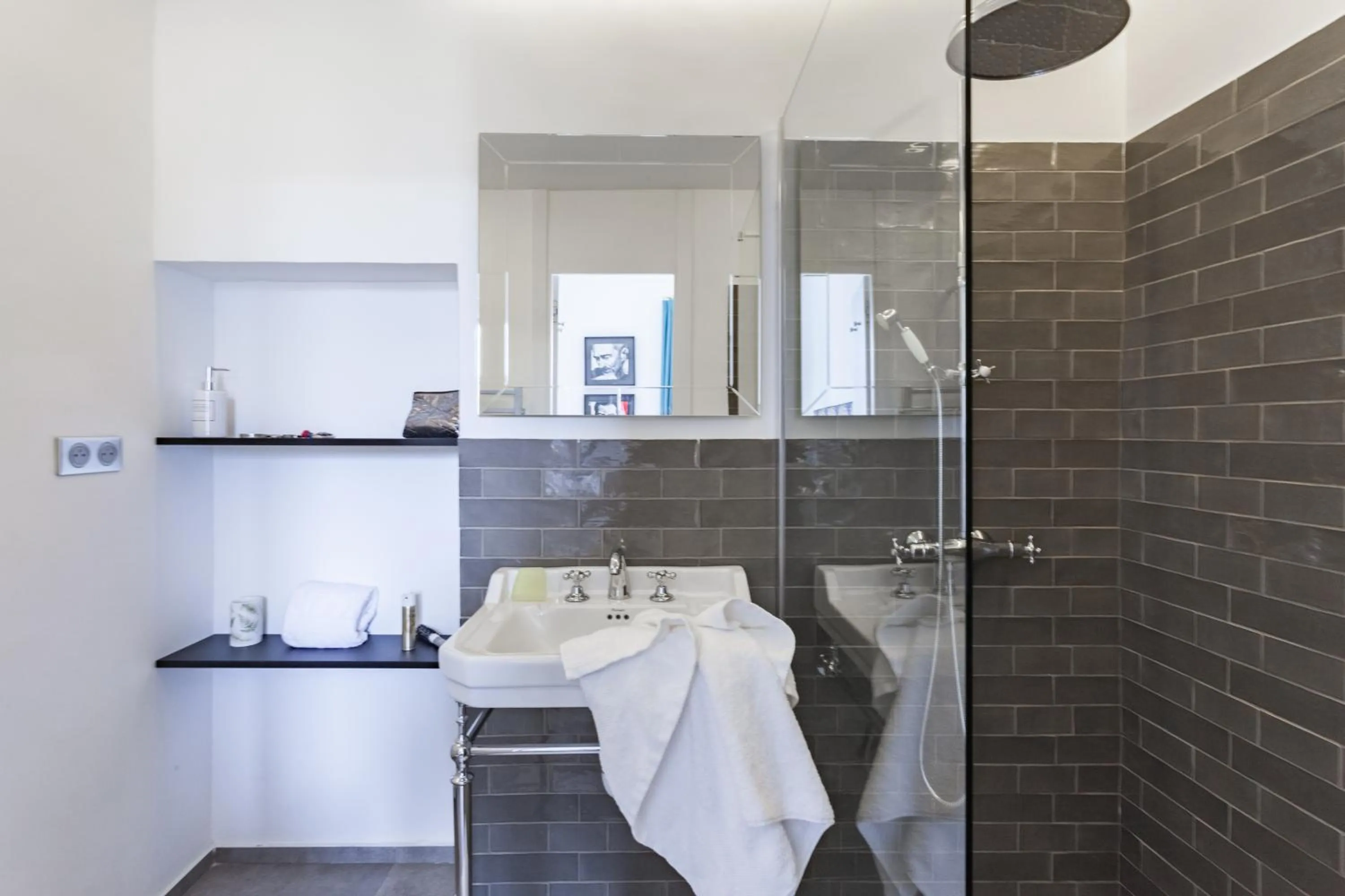 Shower in Maison Du Collectionneur