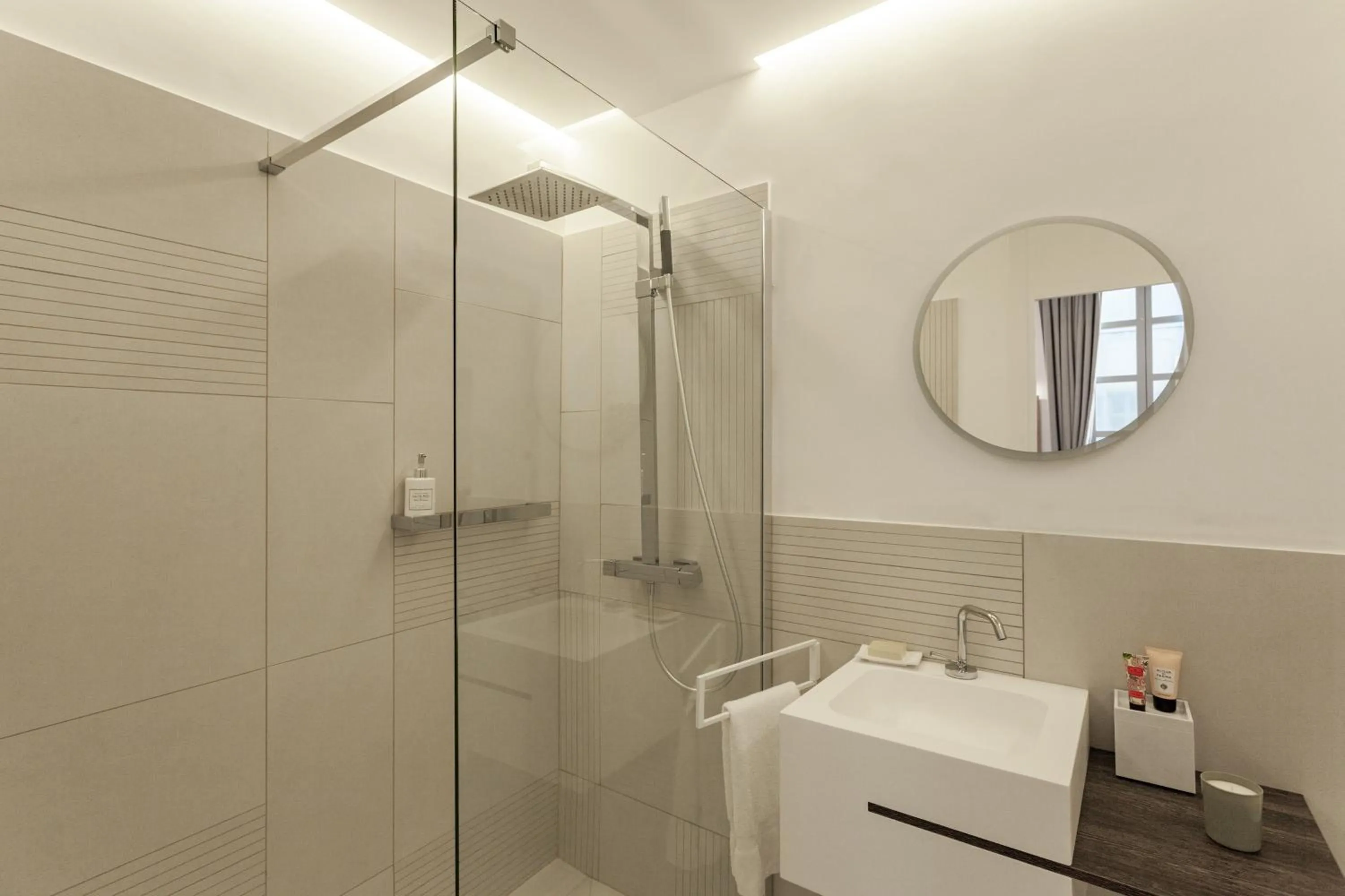 Shower in Maison Du Collectionneur