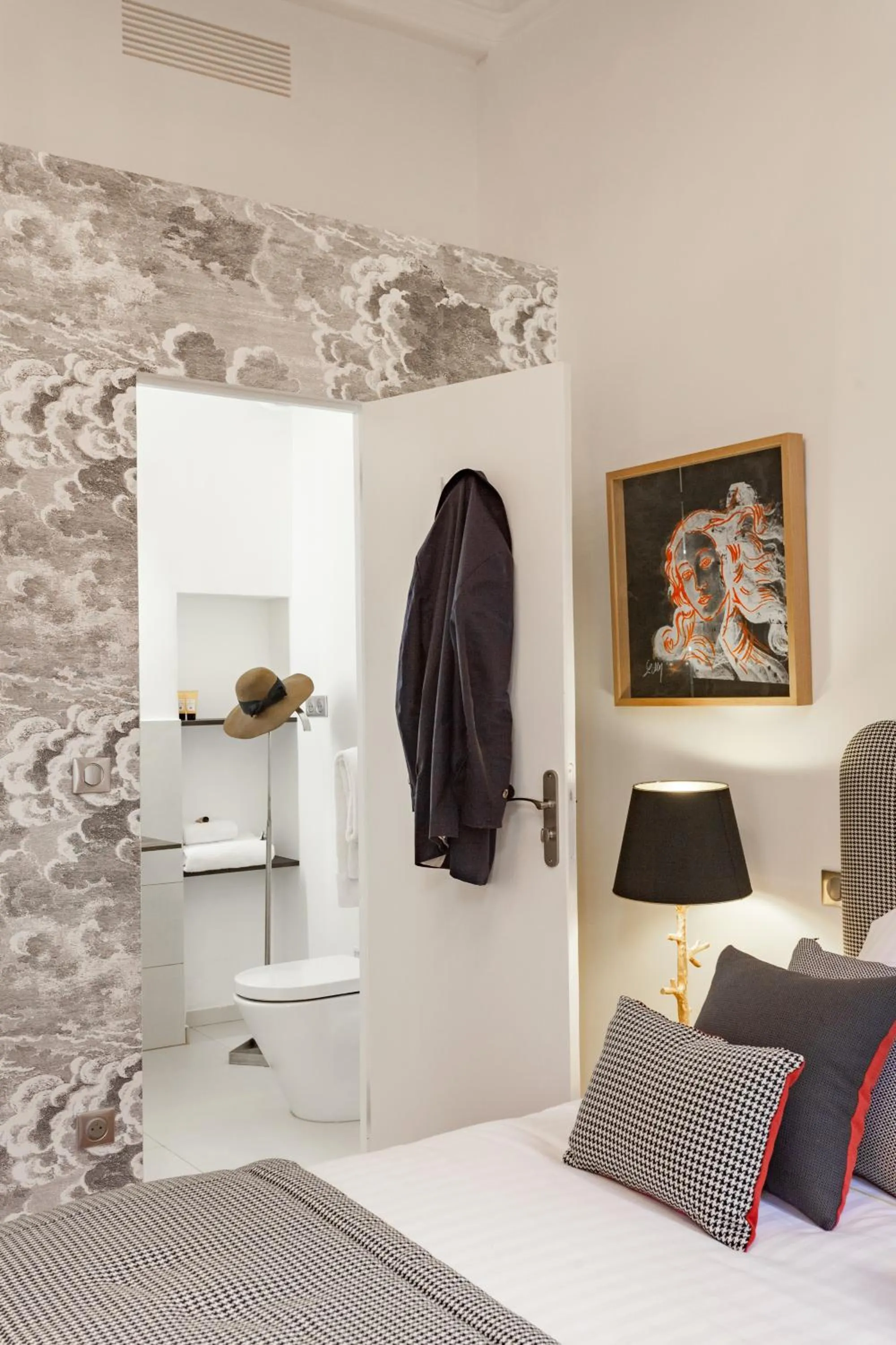 Toilet, Bed in Maison Du Collectionneur