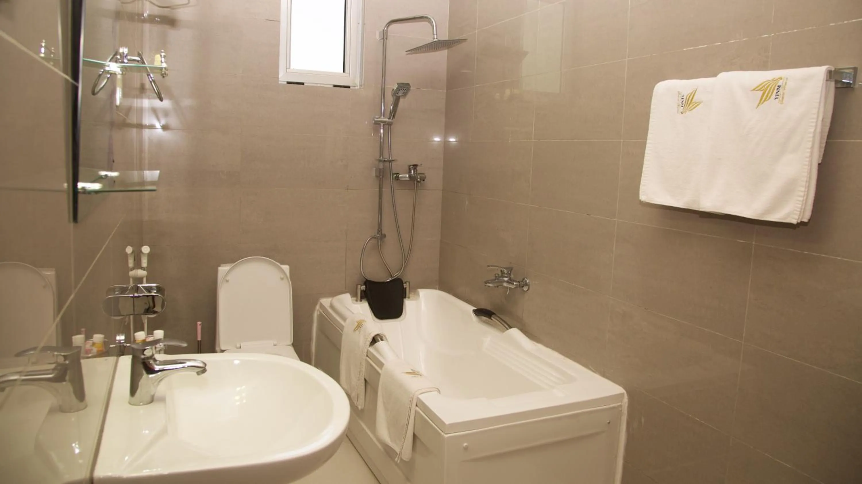 Hot Tub in Yinm Furnished Apartment