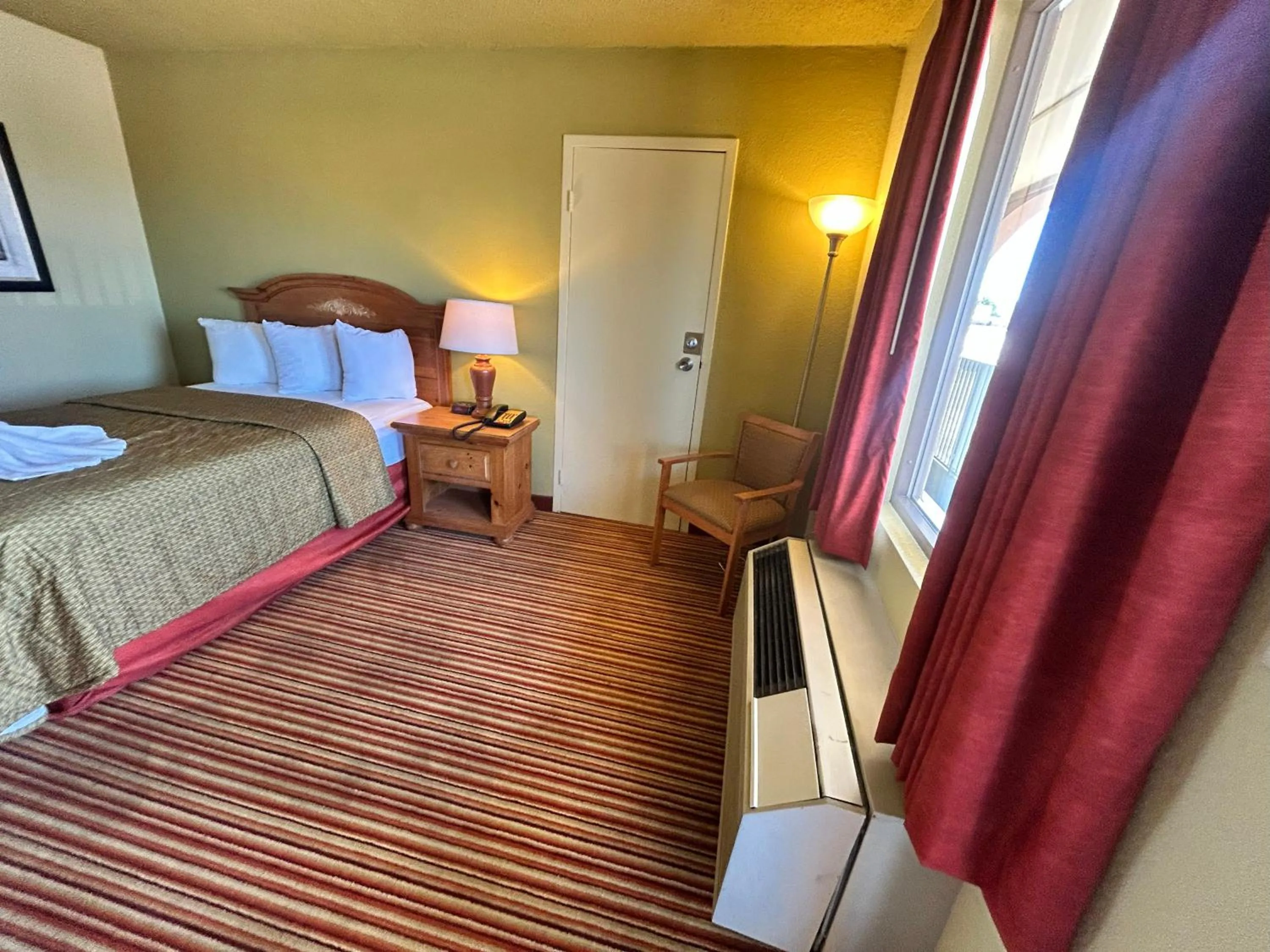 Bedroom, Bed in Suite Dreams Motel By Capital O Mattoon I - 57