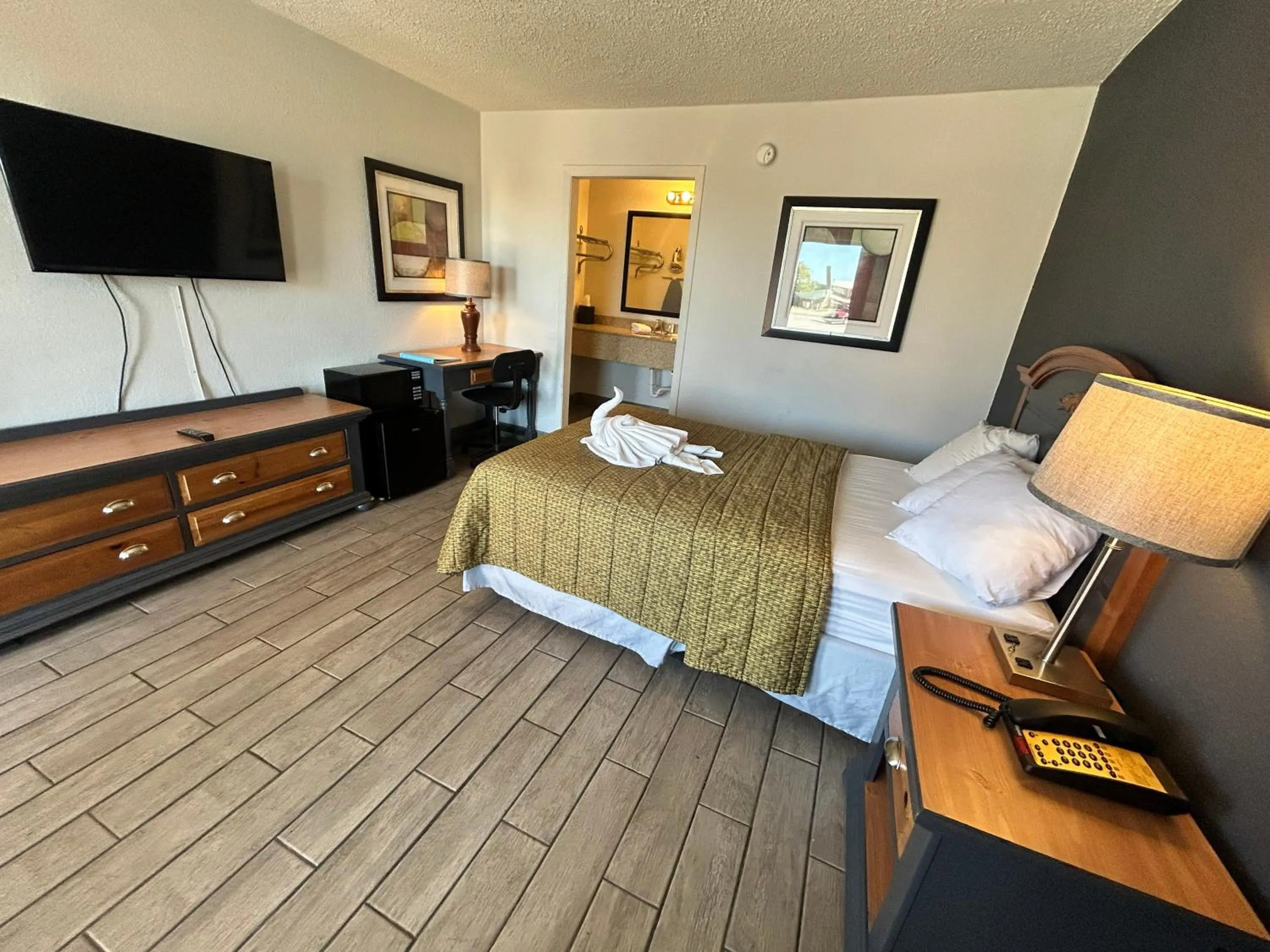 Bedroom, Bed in Suite Dreams Motel By Capital O Mattoon I - 57