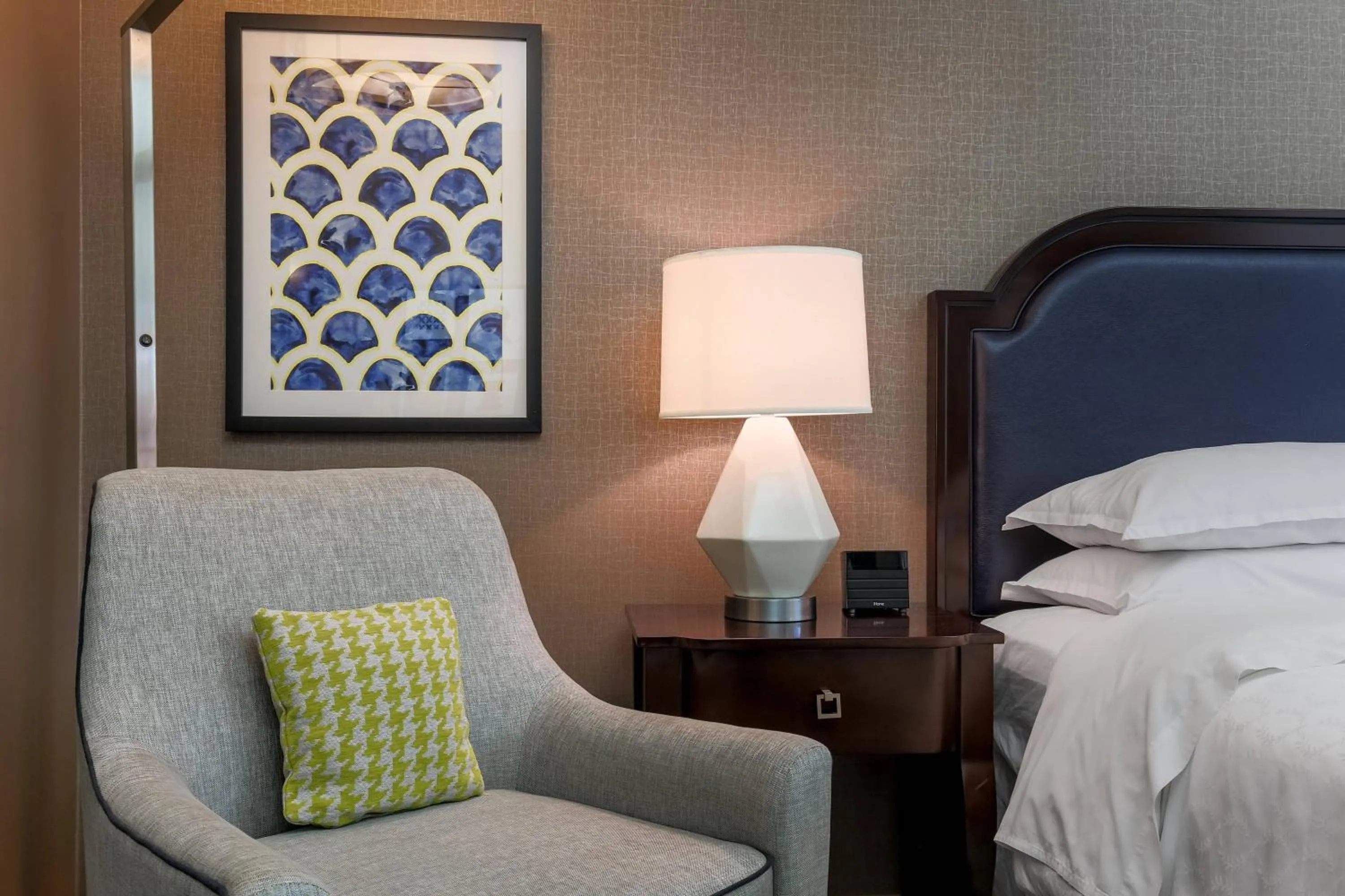 Photo of the whole room, Bed in Sheraton Tarrytown Hotel