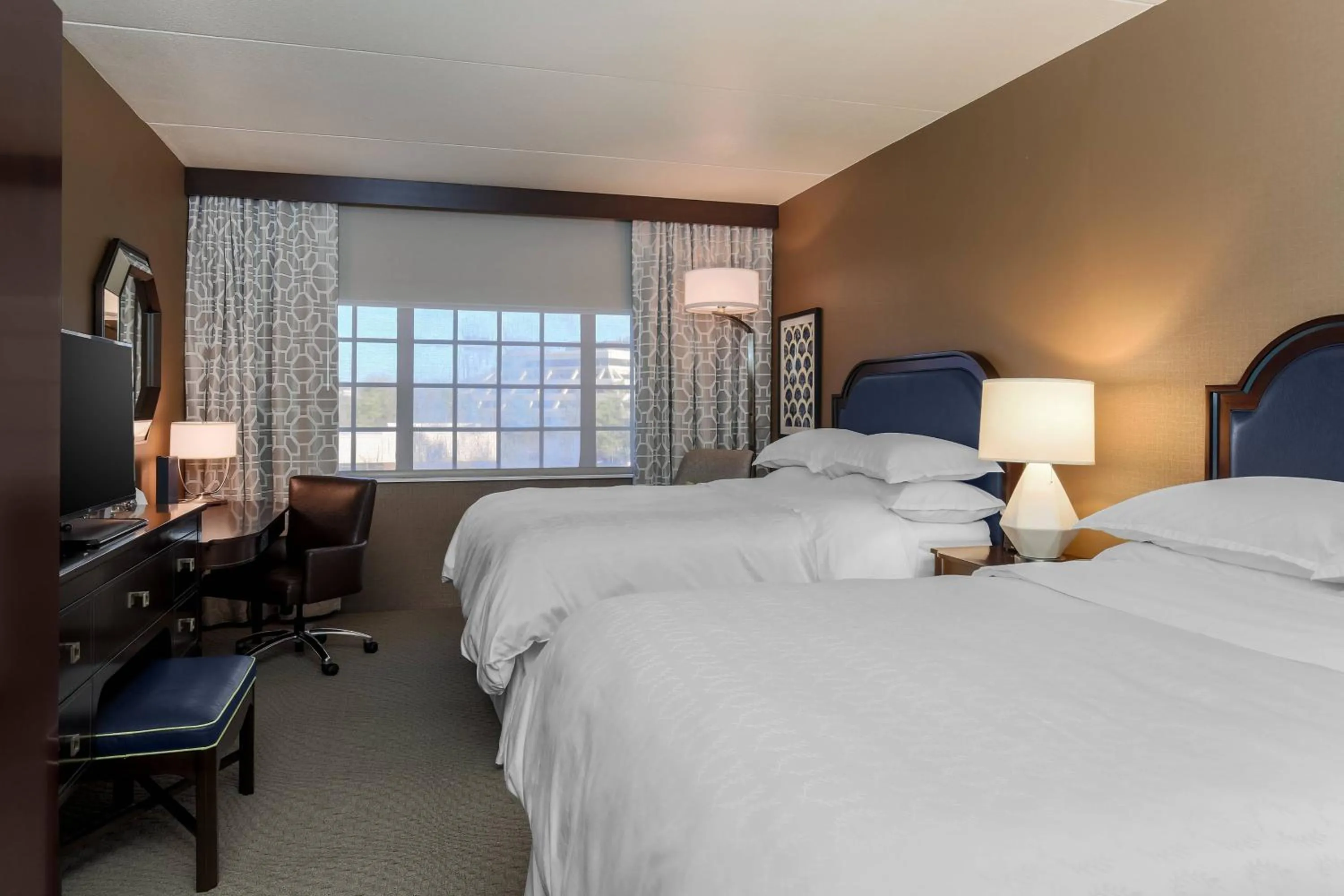 Photo of the whole room, Bed in Sheraton Tarrytown Hotel