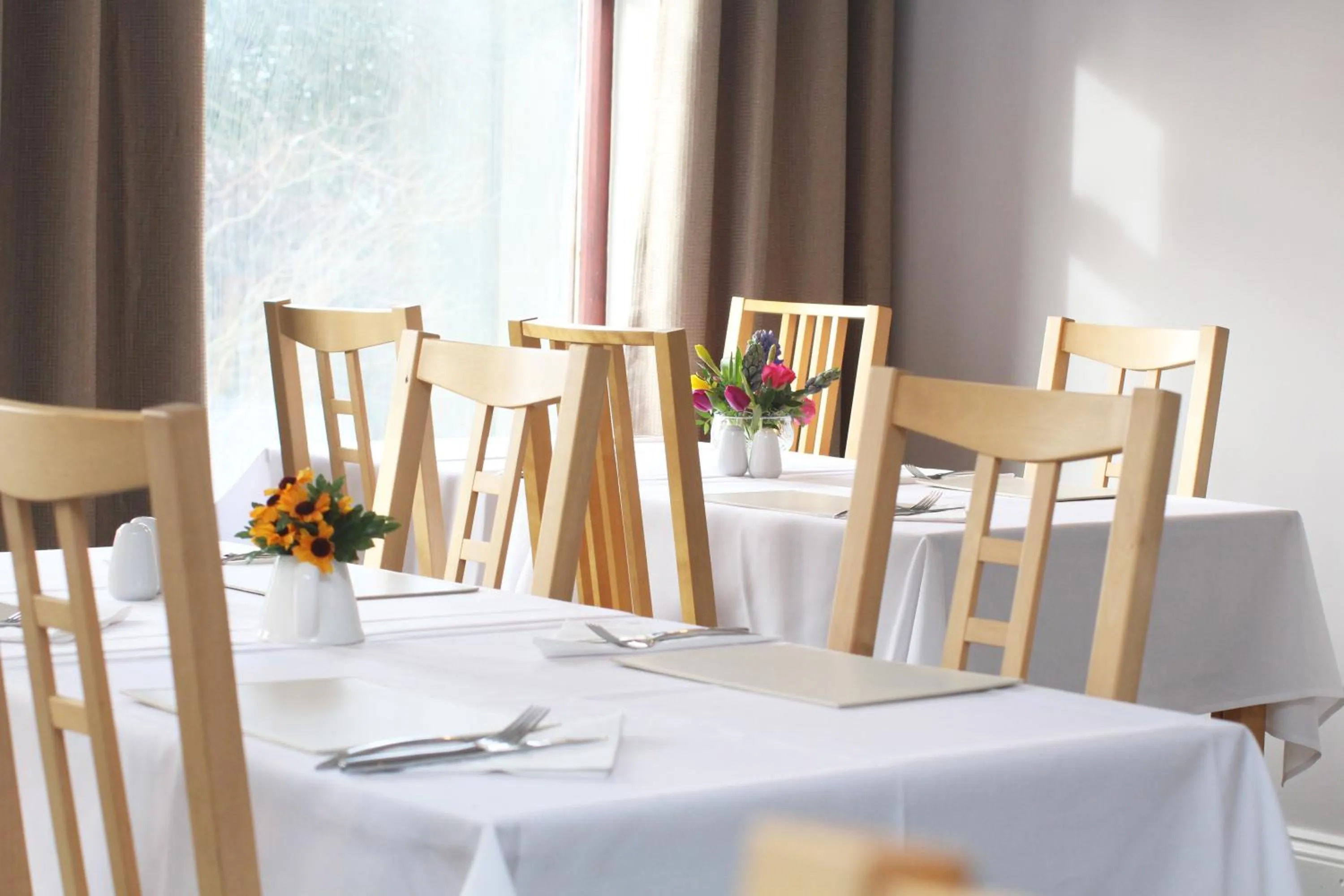 Dining area in Vale Park Hotel