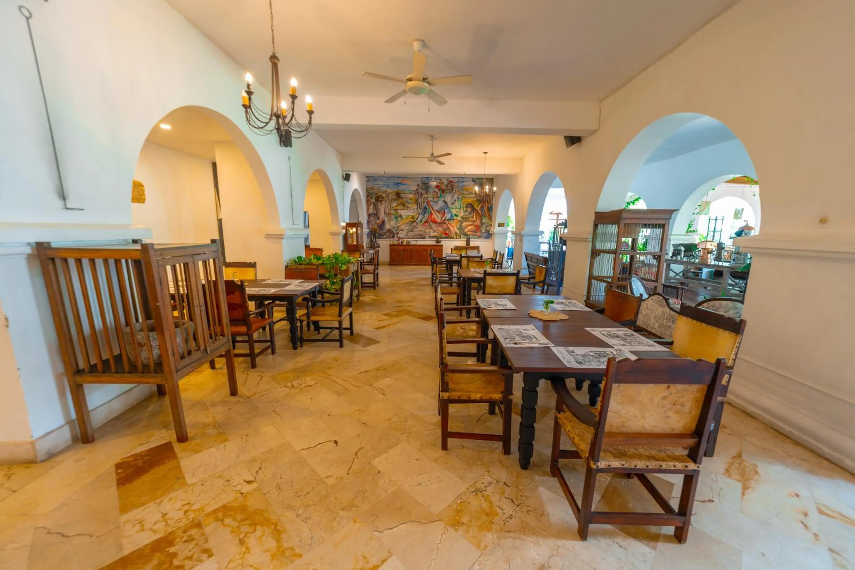 Restaurant/places to eat in Hotel Mariscal Robledo