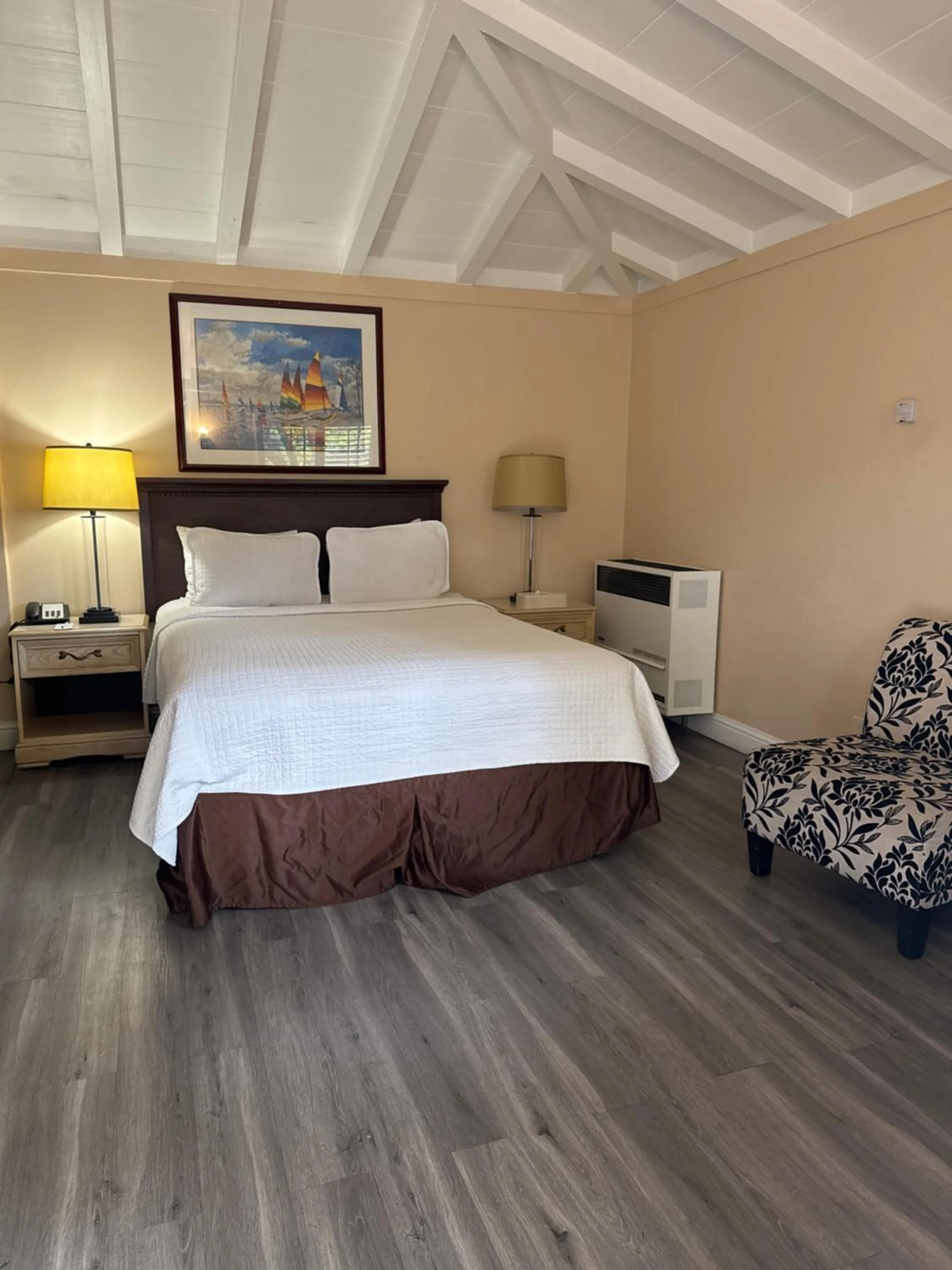 Bedroom, Bed in Carmel Resort Inn