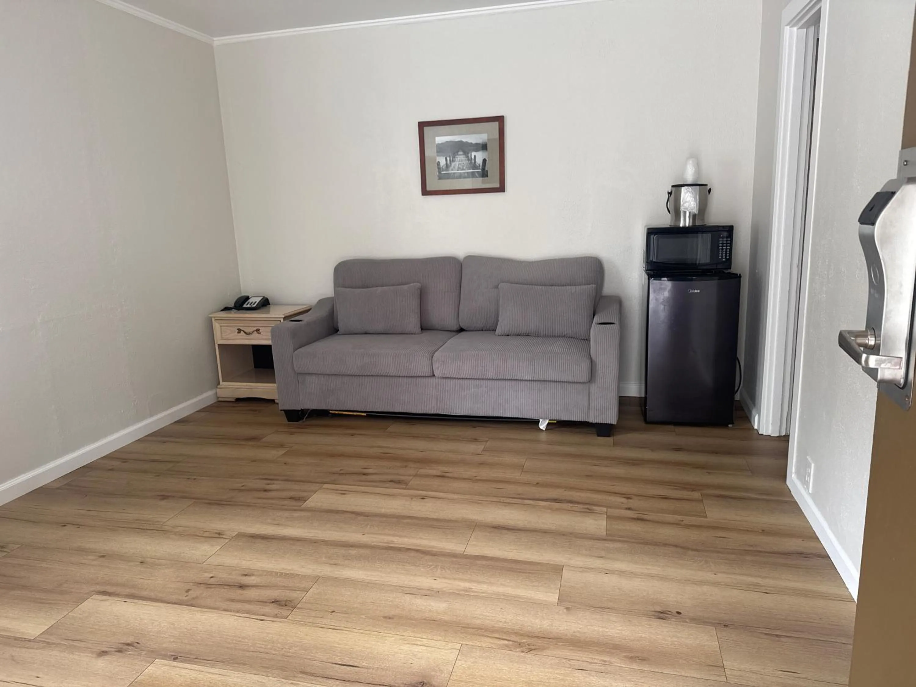 Living room in Carmel Resort Inn