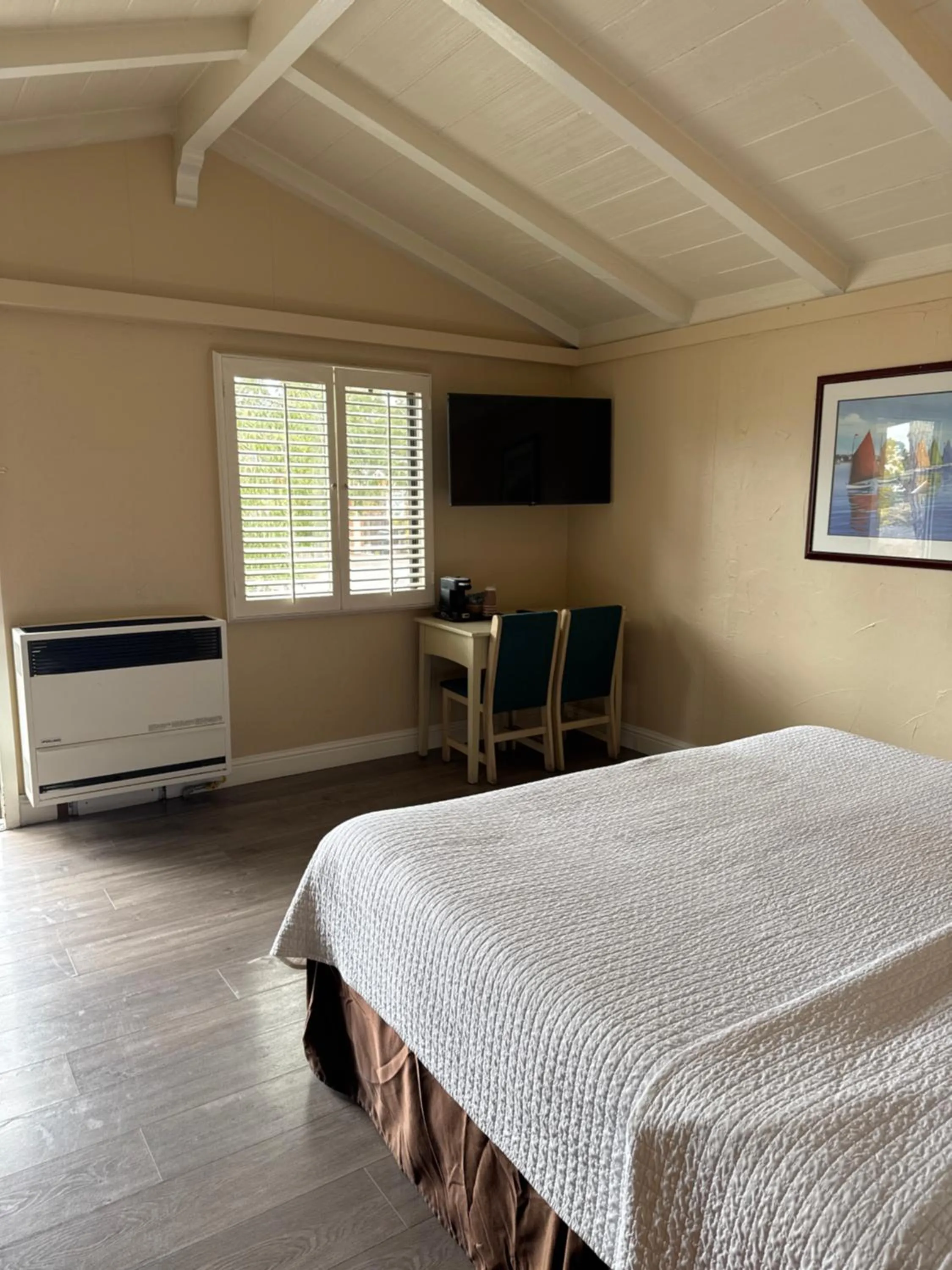 Bedroom, Bed in Carmel Resort Inn