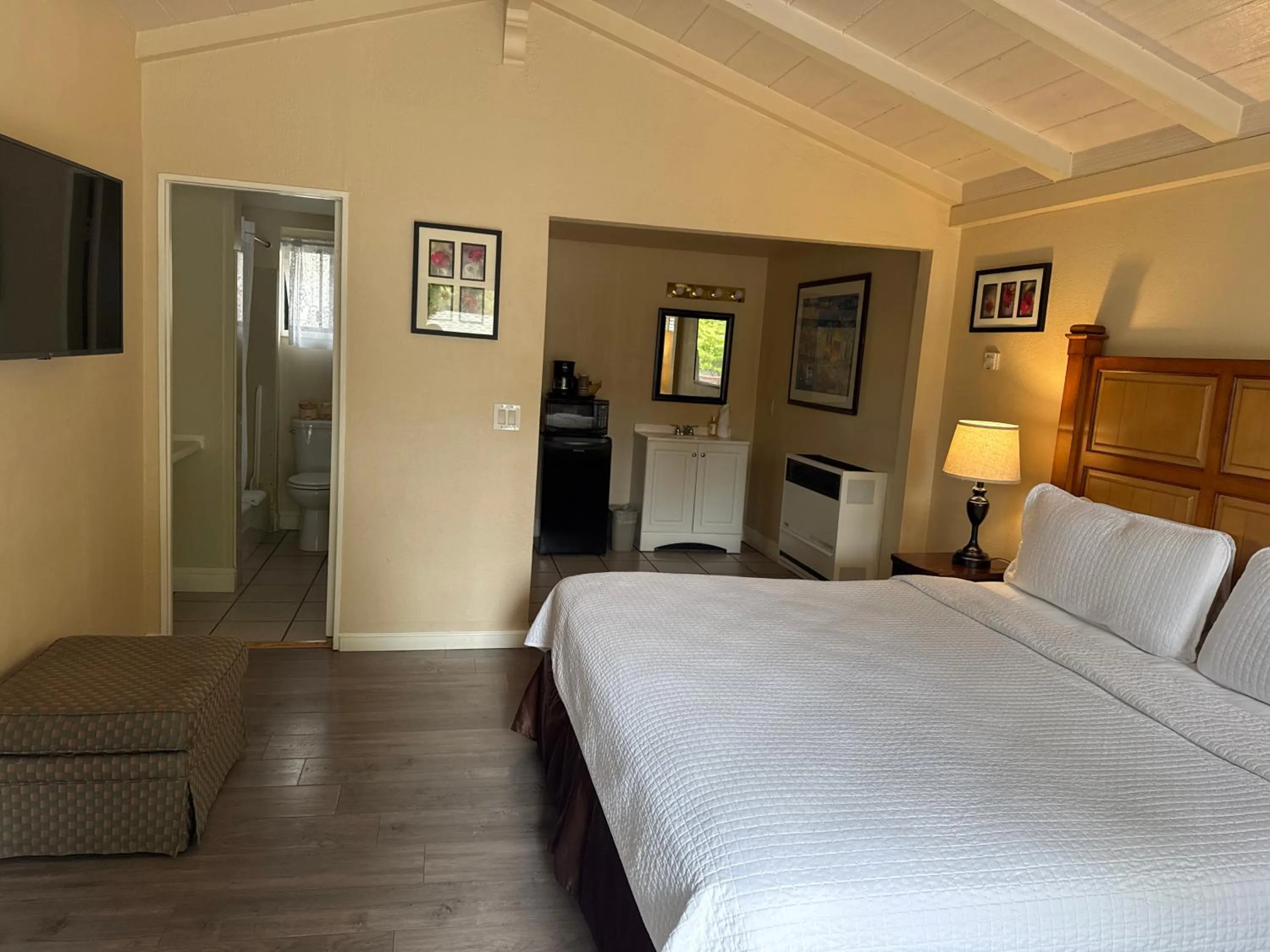 Bedroom, Bed in Carmel Resort Inn