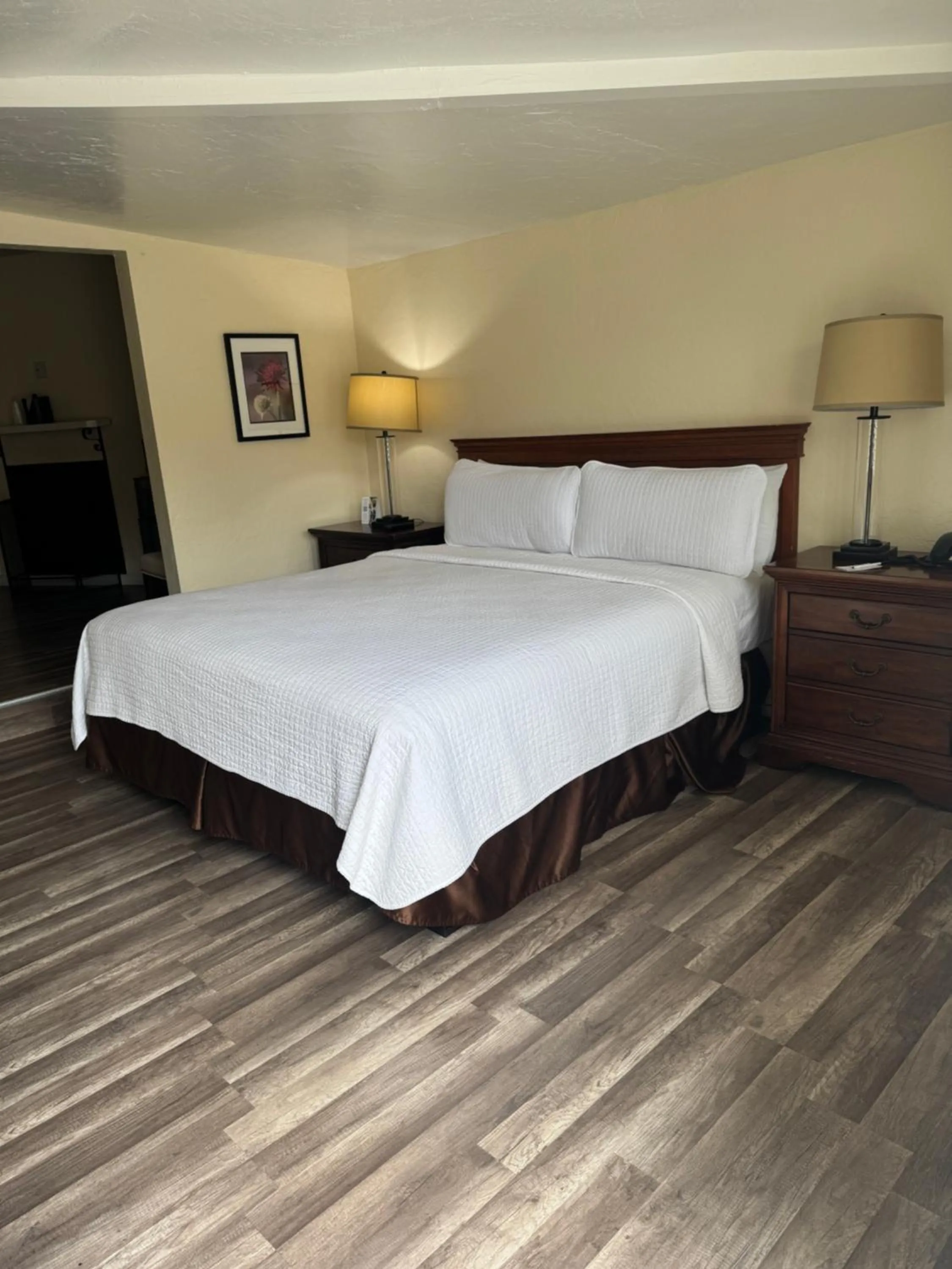 Bedroom, Bed in Carmel Resort Inn