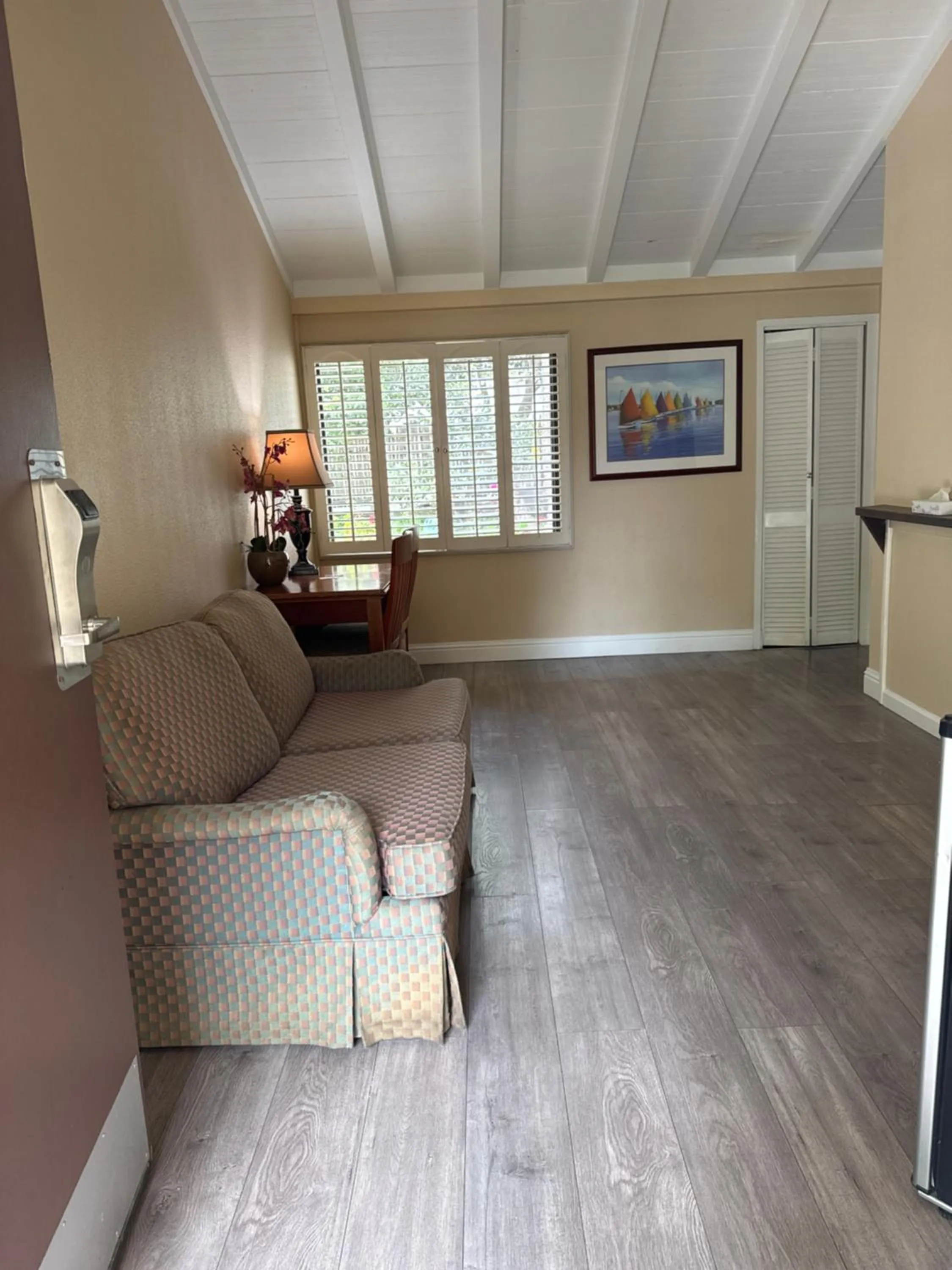 Living room in Carmel Resort Inn