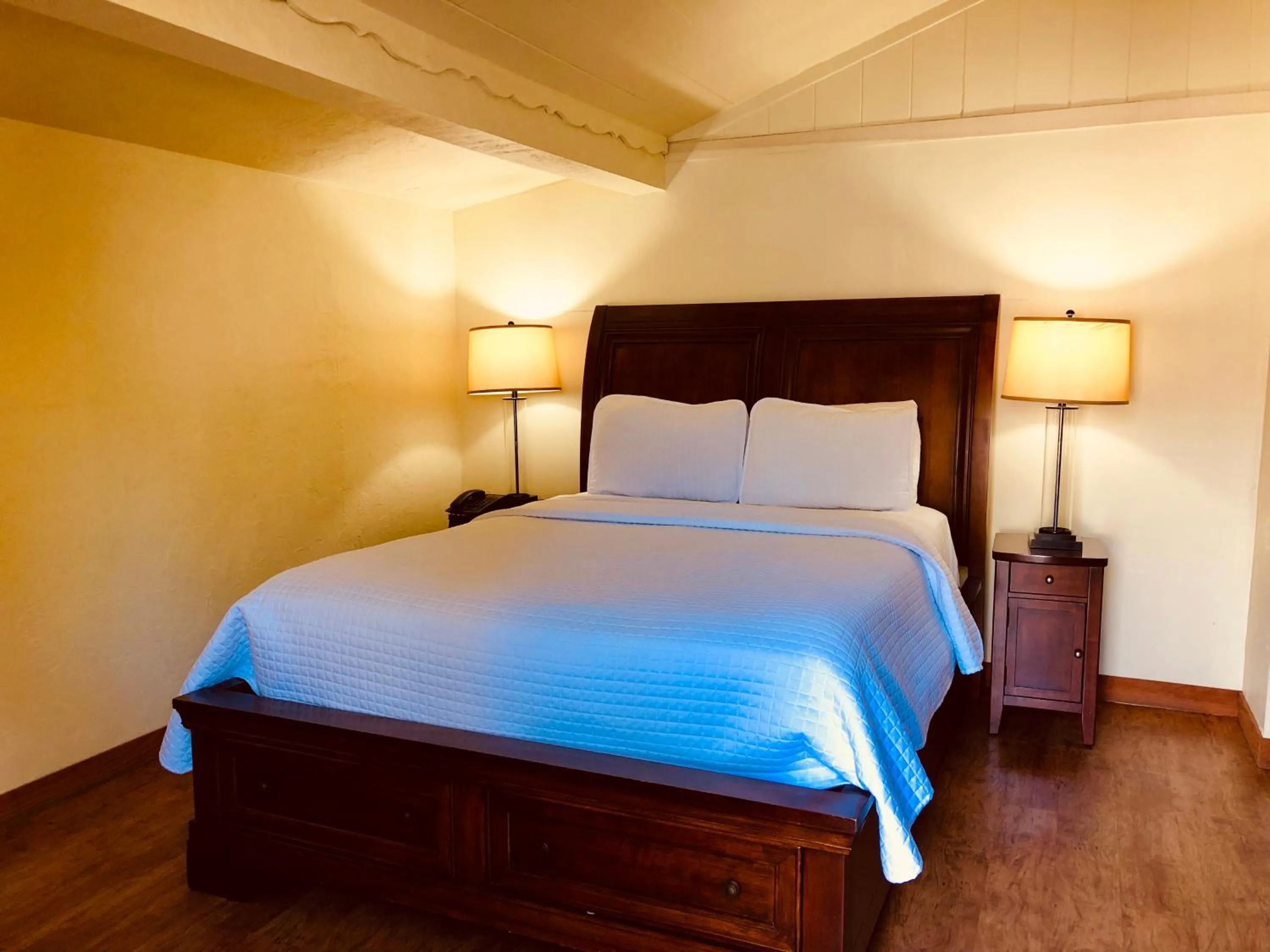 Bedroom, Bed in Carmel Resort Inn