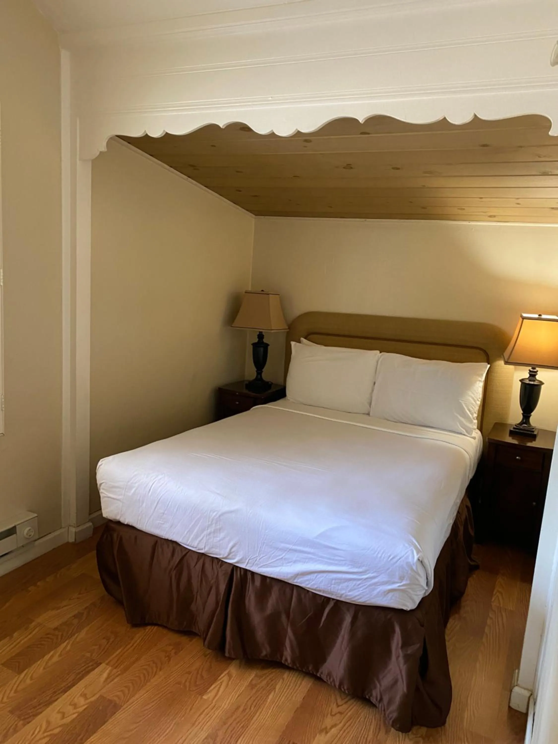 Bedroom, Bed in Carmel Resort Inn