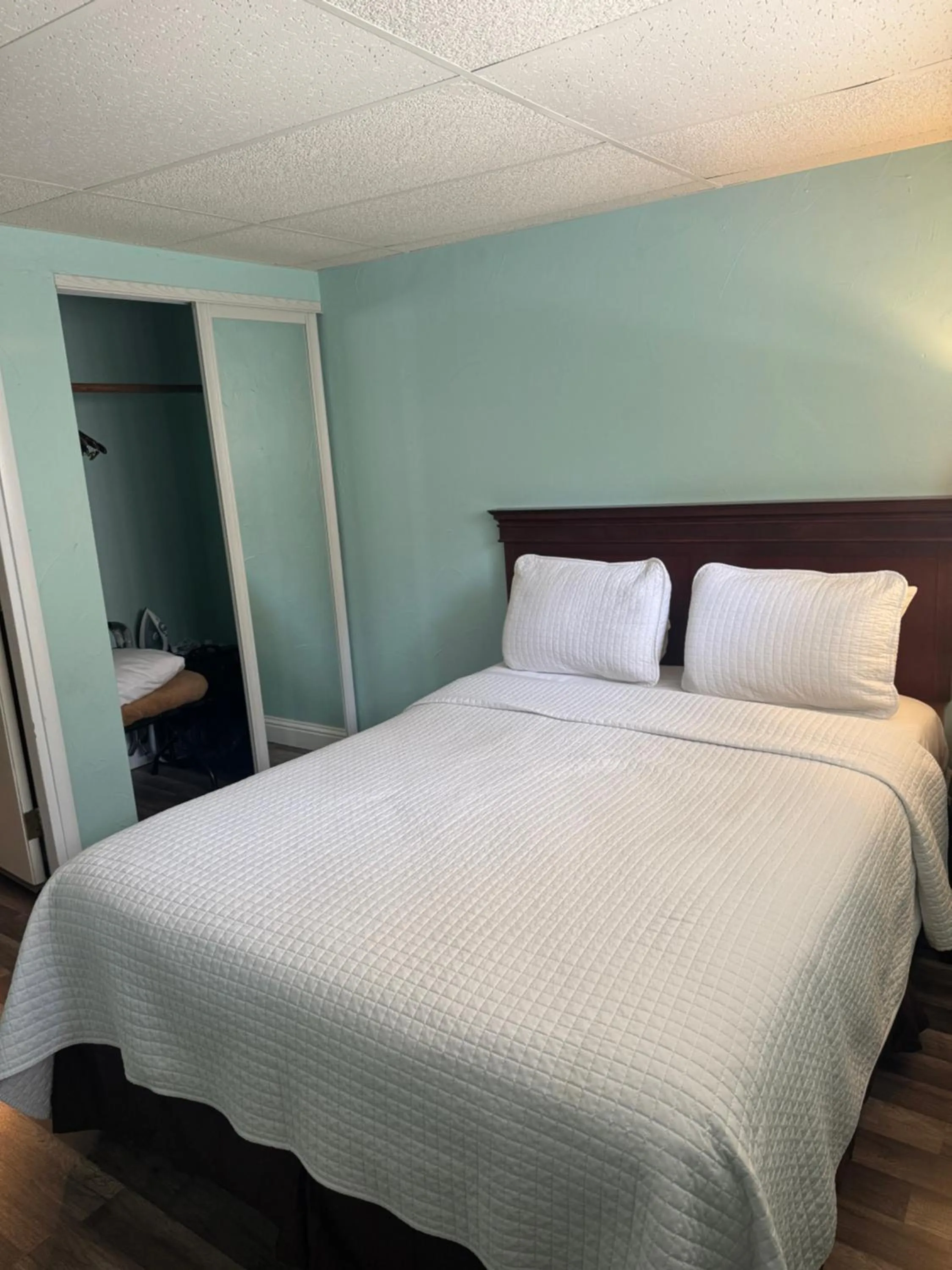 Bedroom, Bed in Carmel Resort Inn